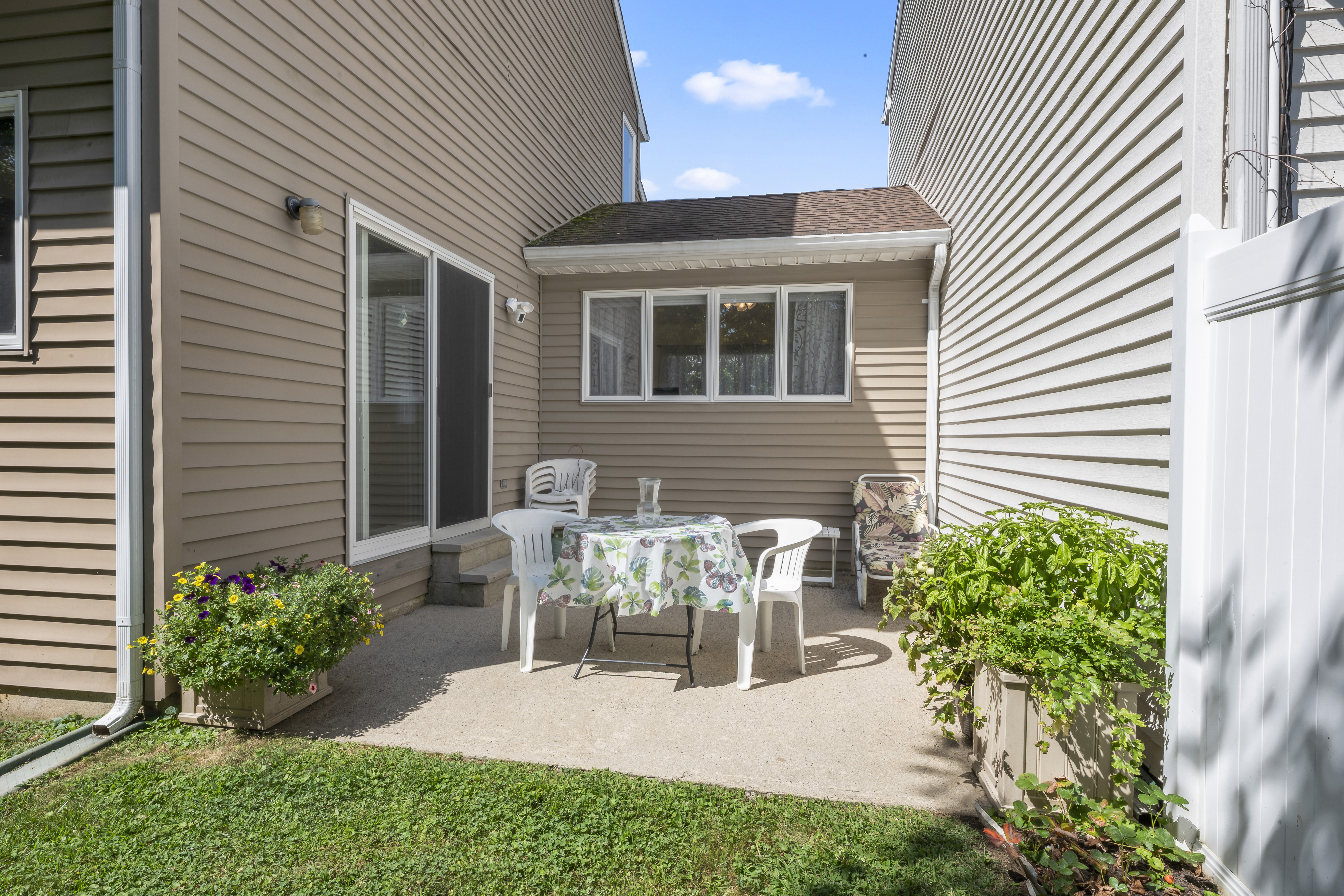 Keyport, New Jersey, 07735, United States, 2 Bedrooms Bedrooms, ,3 BathroomsBathrooms,Residential,For Sale,1914240