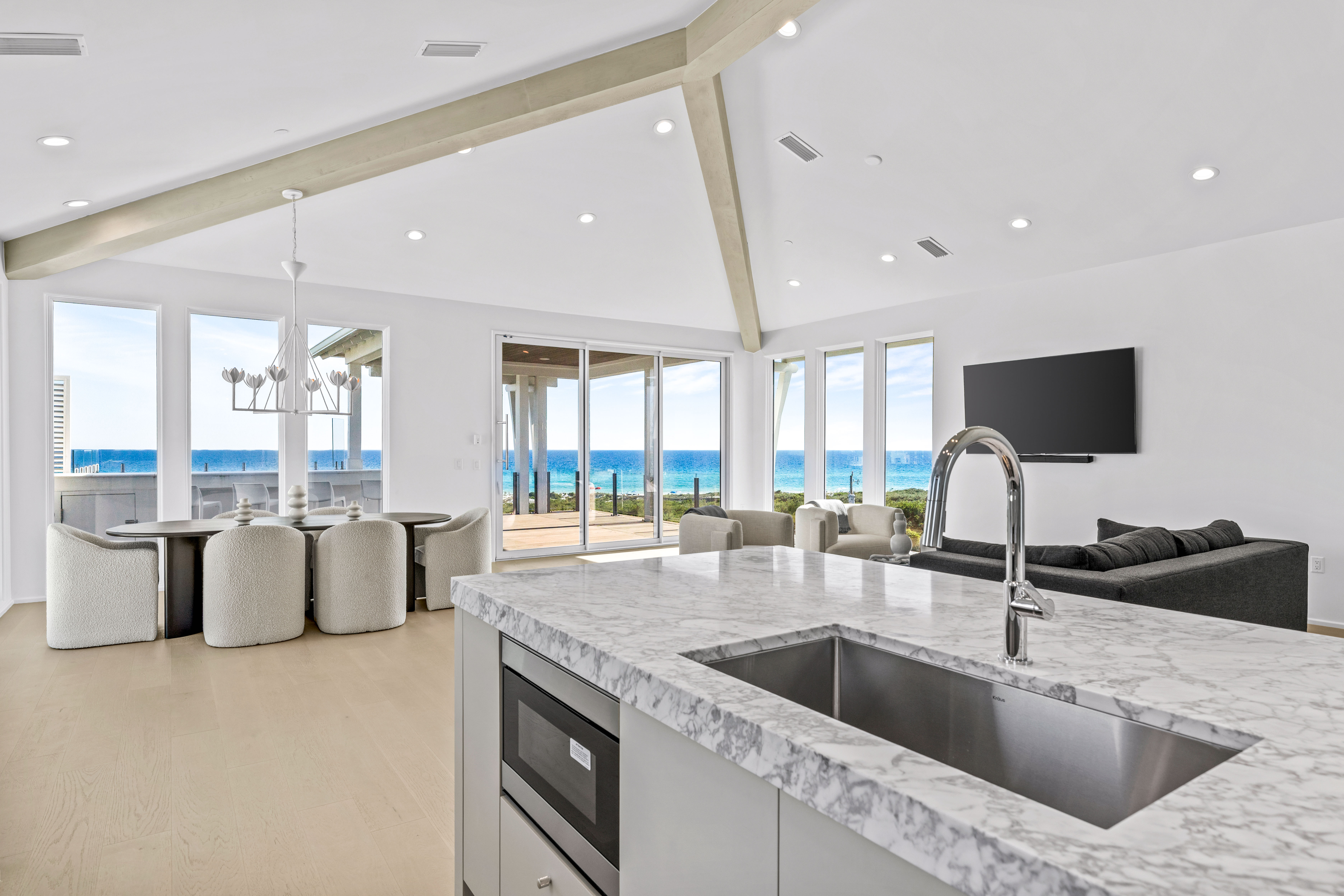  Modern Coastal Elegance with Rooftop Pool & Sweeping Gulf Views - 物件實景