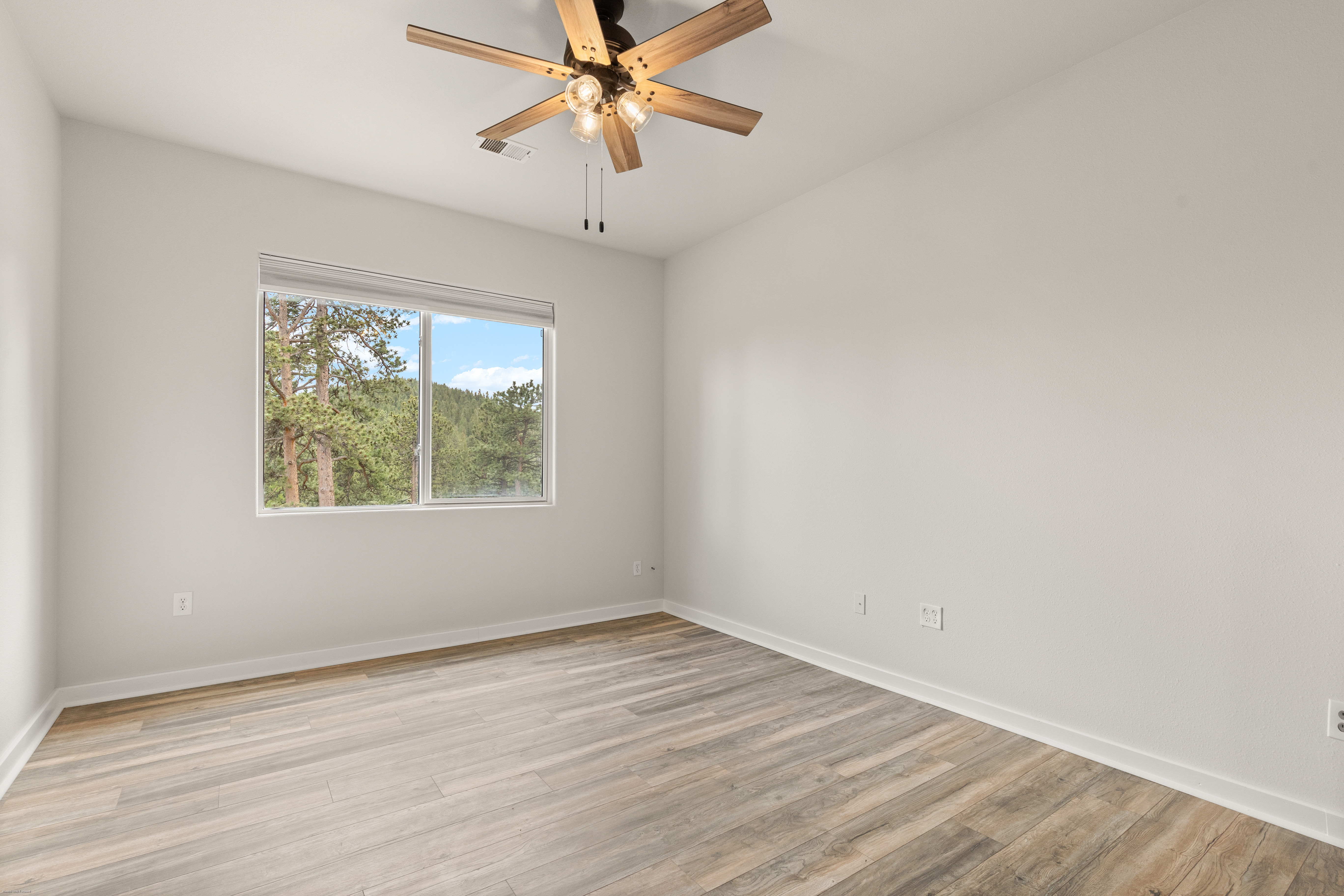  Extensively Renovated Main-Level Living - 物件實景