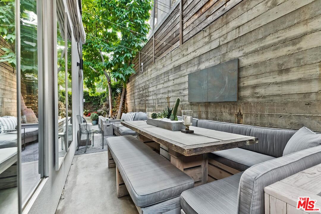 West Hollywood, California, 90069, United States, 2 Bedrooms Bedrooms, ,2 BathroomsBathrooms,Residential,For Sale,1760061