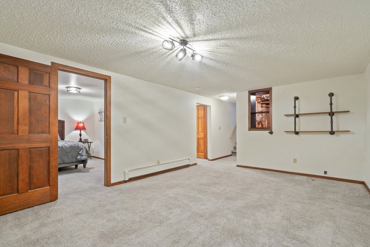 Cheyenne, Wyoming, 82009, United States, 5 Bedrooms Bedrooms, ,3 BathroomsBathrooms,Residential,For Sale,2006392