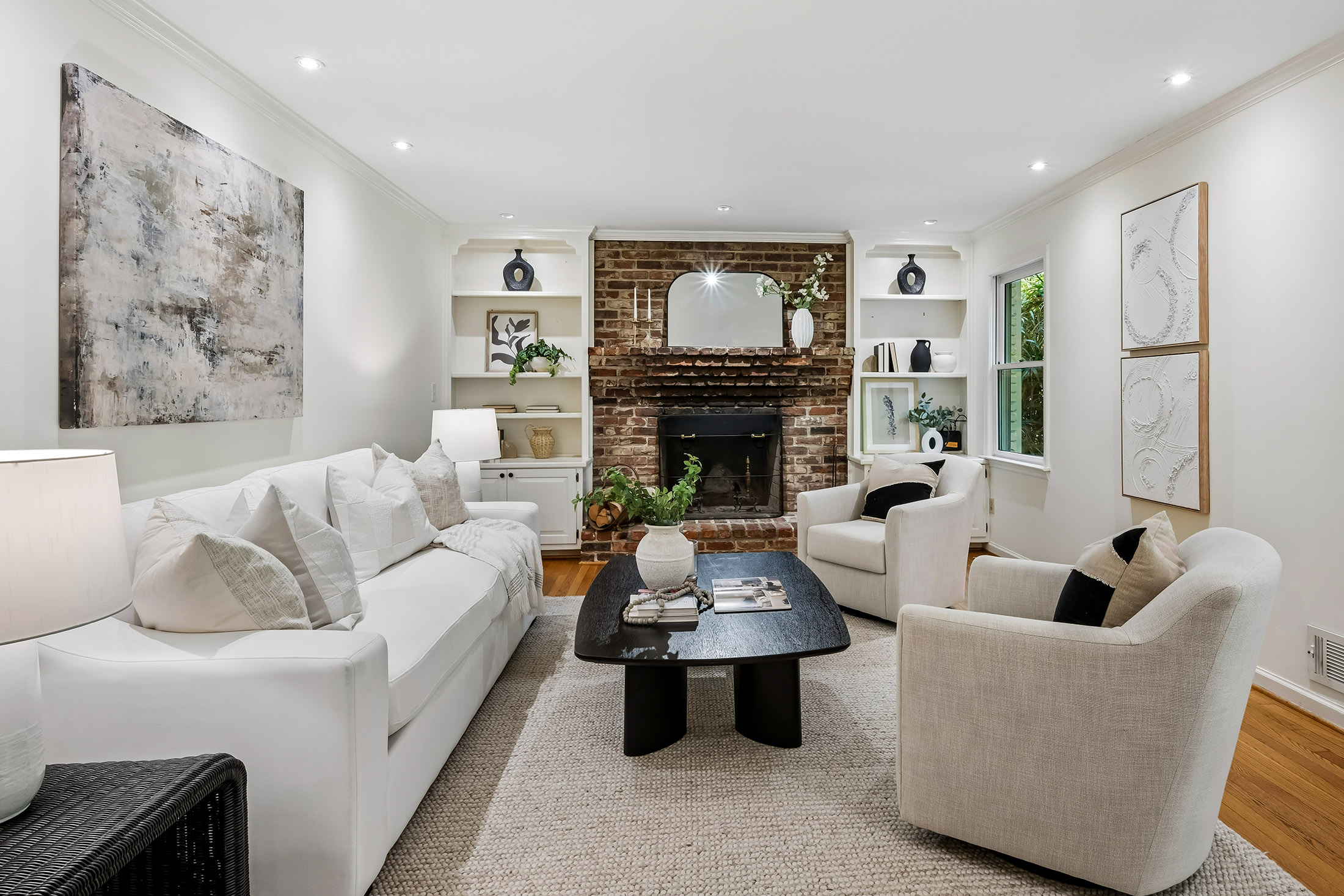  Timeless Character, Generous Living Spaces and a Quiet Cul-de-sac Location - 物件實景