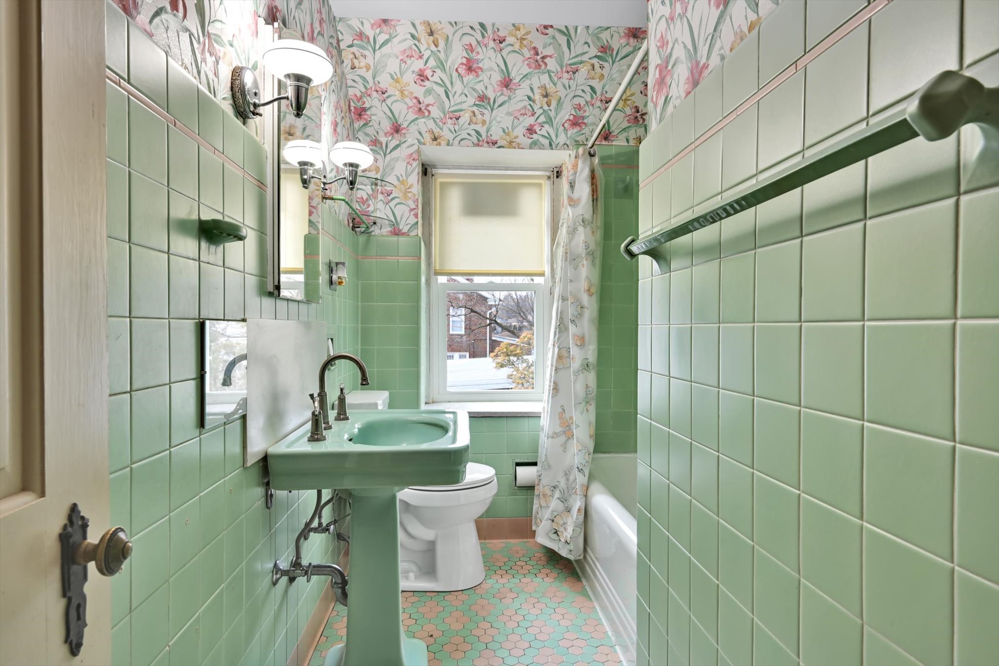 Reading, Pennsylvania, 19607, United States, 6 Bedrooms Bedrooms, ,3 BathroomsBathrooms,Residential,For Sale,2008158