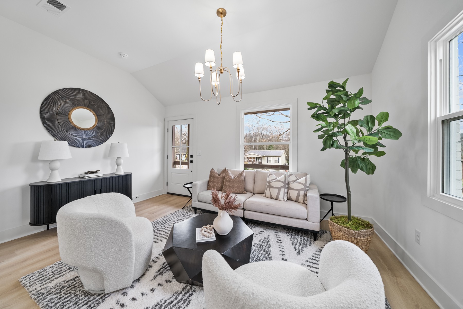 Nashville, Tennessee, 37209, United States, 4 Bedrooms Bedrooms, ,3 BathroomsBathrooms,Residential,For Sale,1999048