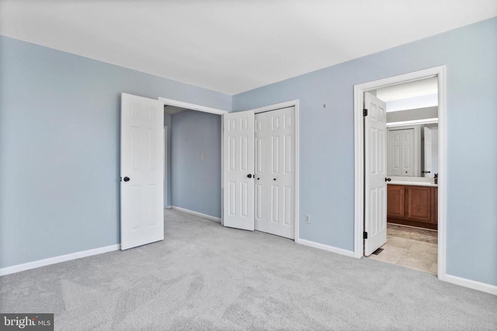 Sterling, Virginia, 20164, United States, 2 Bedrooms Bedrooms, ,3 BathroomsBathrooms,Residential,For Sale,2015095