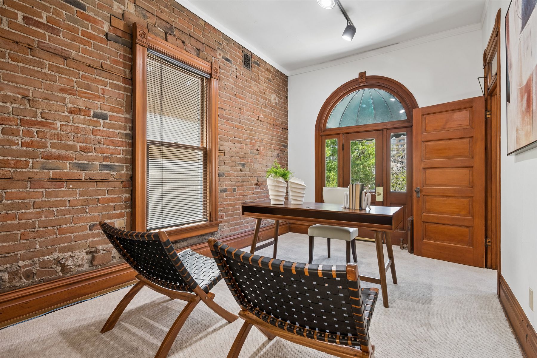  Rare Chance to Own a Beautifully Restored Historic Property - 物件實景