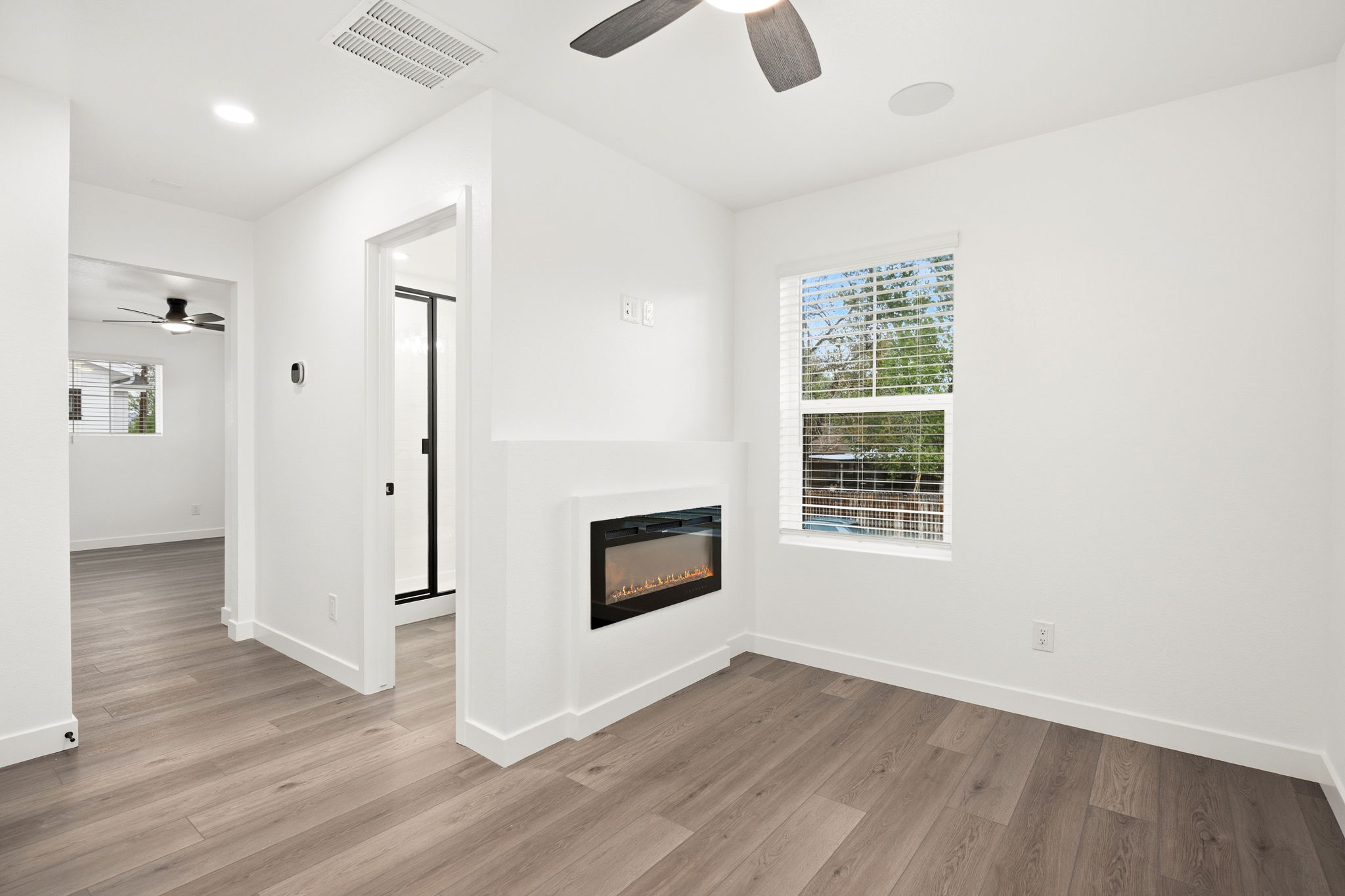  Newly constructed home offering 6 beds & 4 baths with a flexible layout - 物件實景
