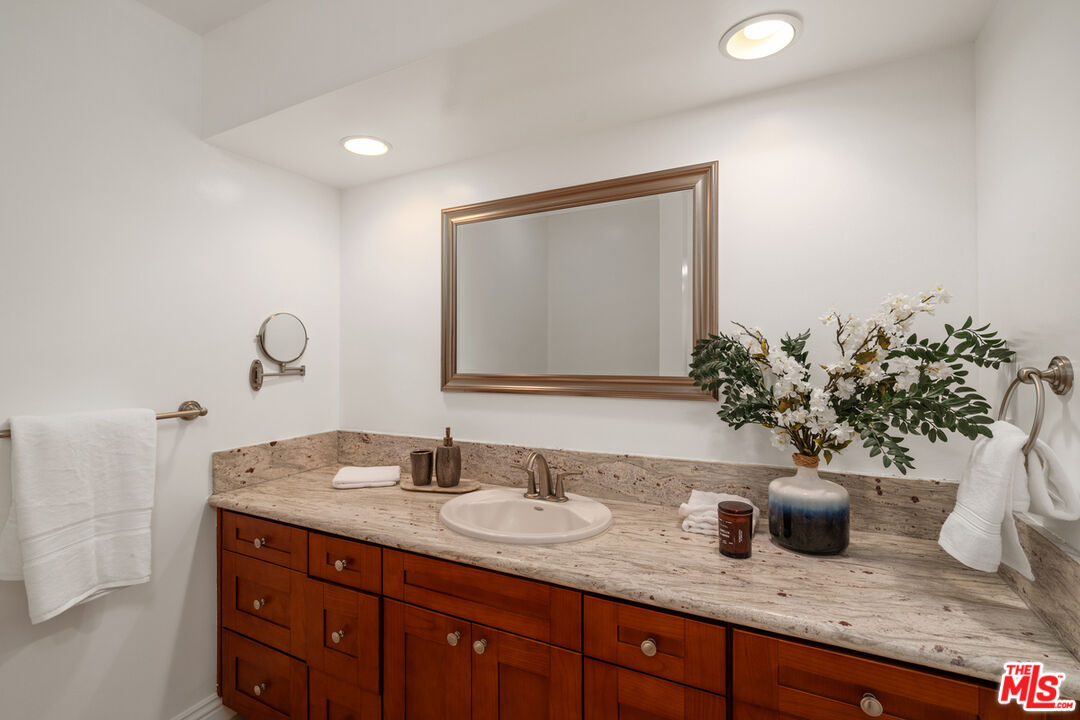 Sherman Oaks, California, 91423, United States, 3 Bedrooms Bedrooms, ,3 BathroomsBathrooms,Residential,For Sale,1927164