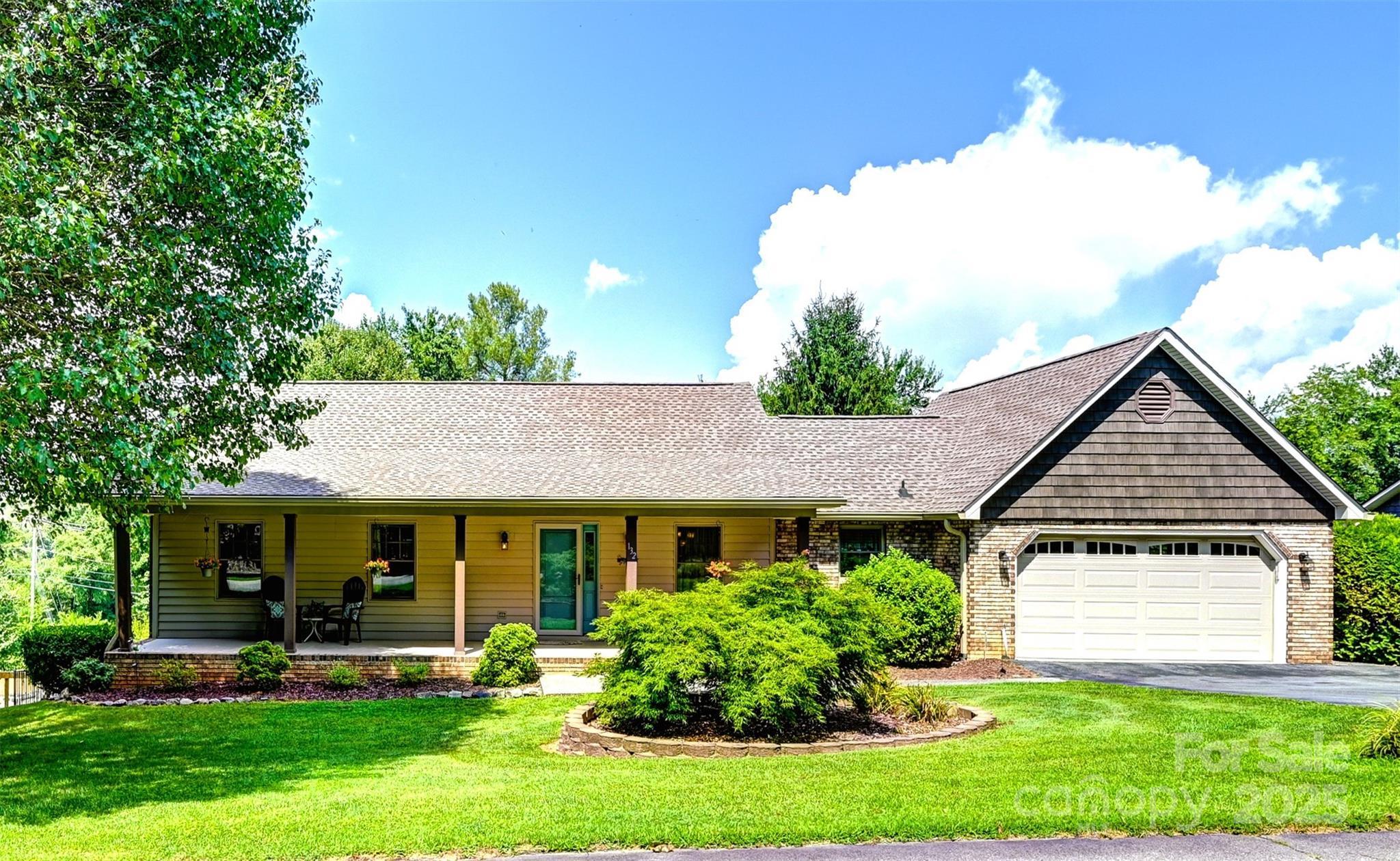 Hendersonville, North Carolina, 28739, United States, 3 Bedrooms Bedrooms, ,3 BathroomsBathrooms,Residential,For Sale,1890960