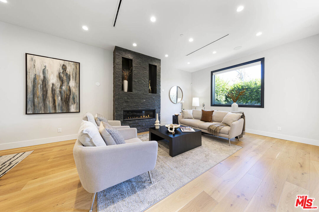 Los Angeles, California, 90048, United States, 4 Bedrooms Bedrooms, ,2 BathroomsBathrooms,Residential,For Sale,1962418