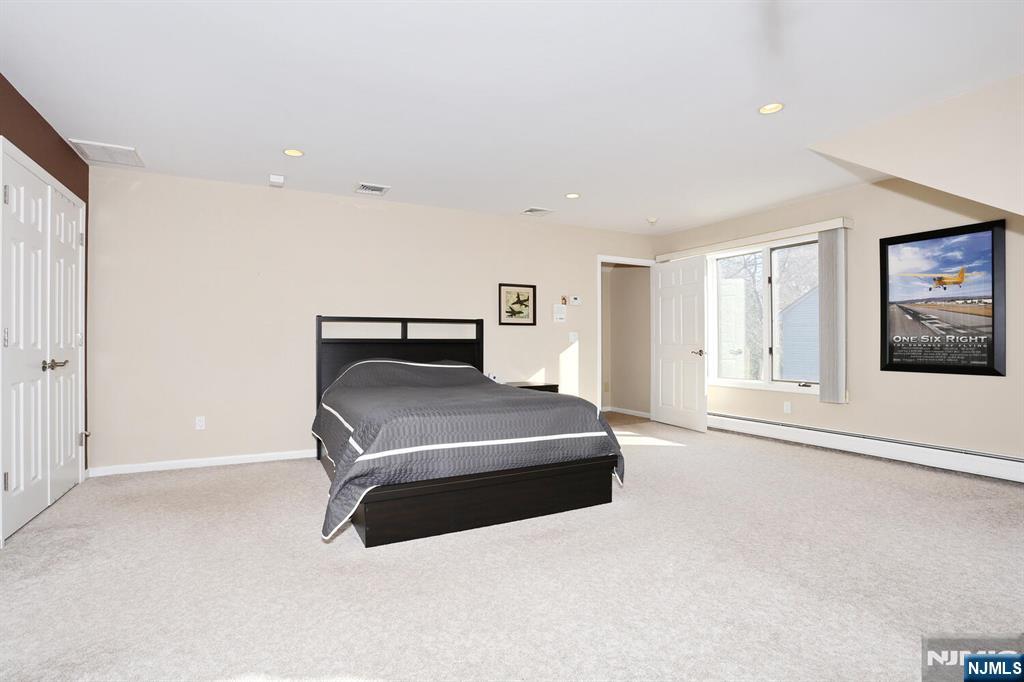 Paramus, New Jersey, 07652, United States, 5 Bedrooms Bedrooms, ,4 BathroomsBathrooms,Residential,For Sale,2001740