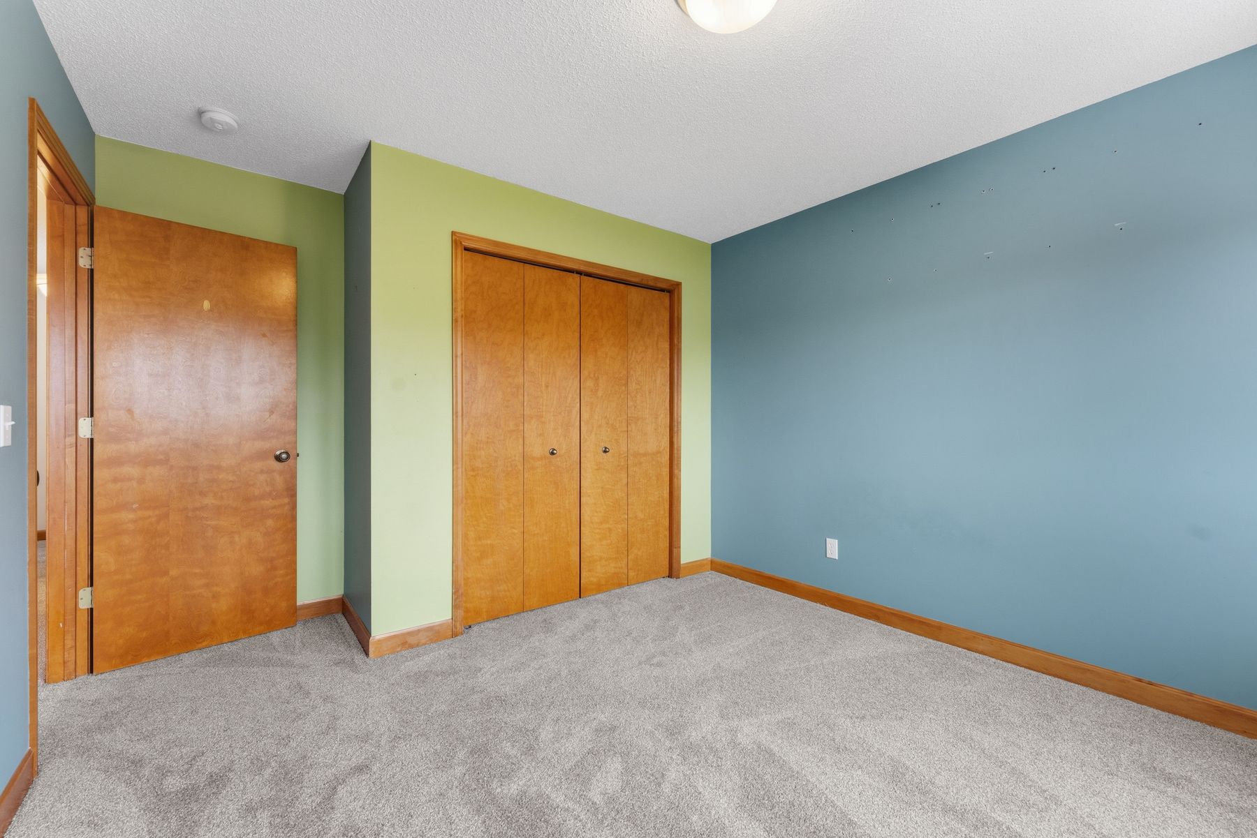  Updated Modified Two-Story on a Spacious Corner Lot - 物件實景