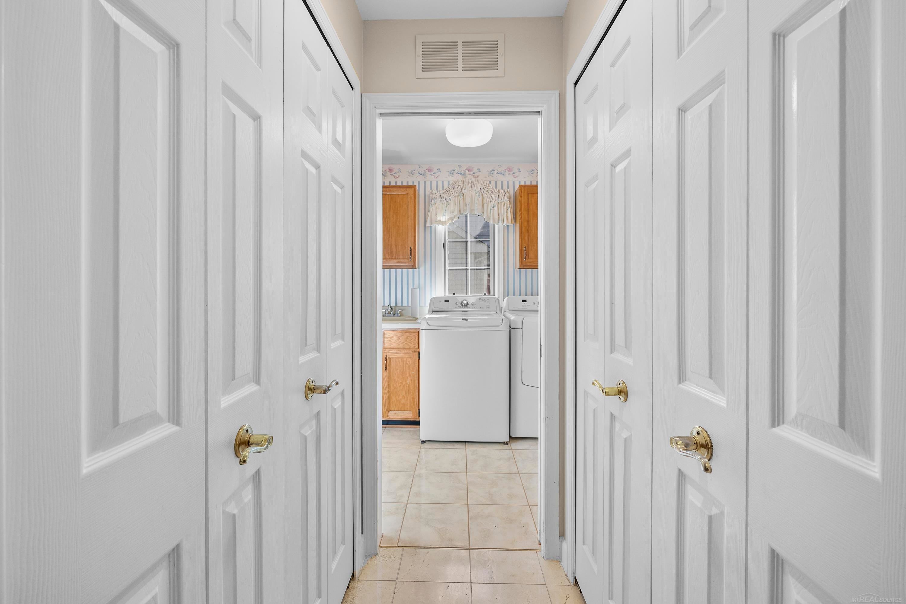 Rochester Hills, Michigan, 48307, United States, 2 Bedrooms Bedrooms, ,4 BathroomsBathrooms,Residential,For Sale,1980077