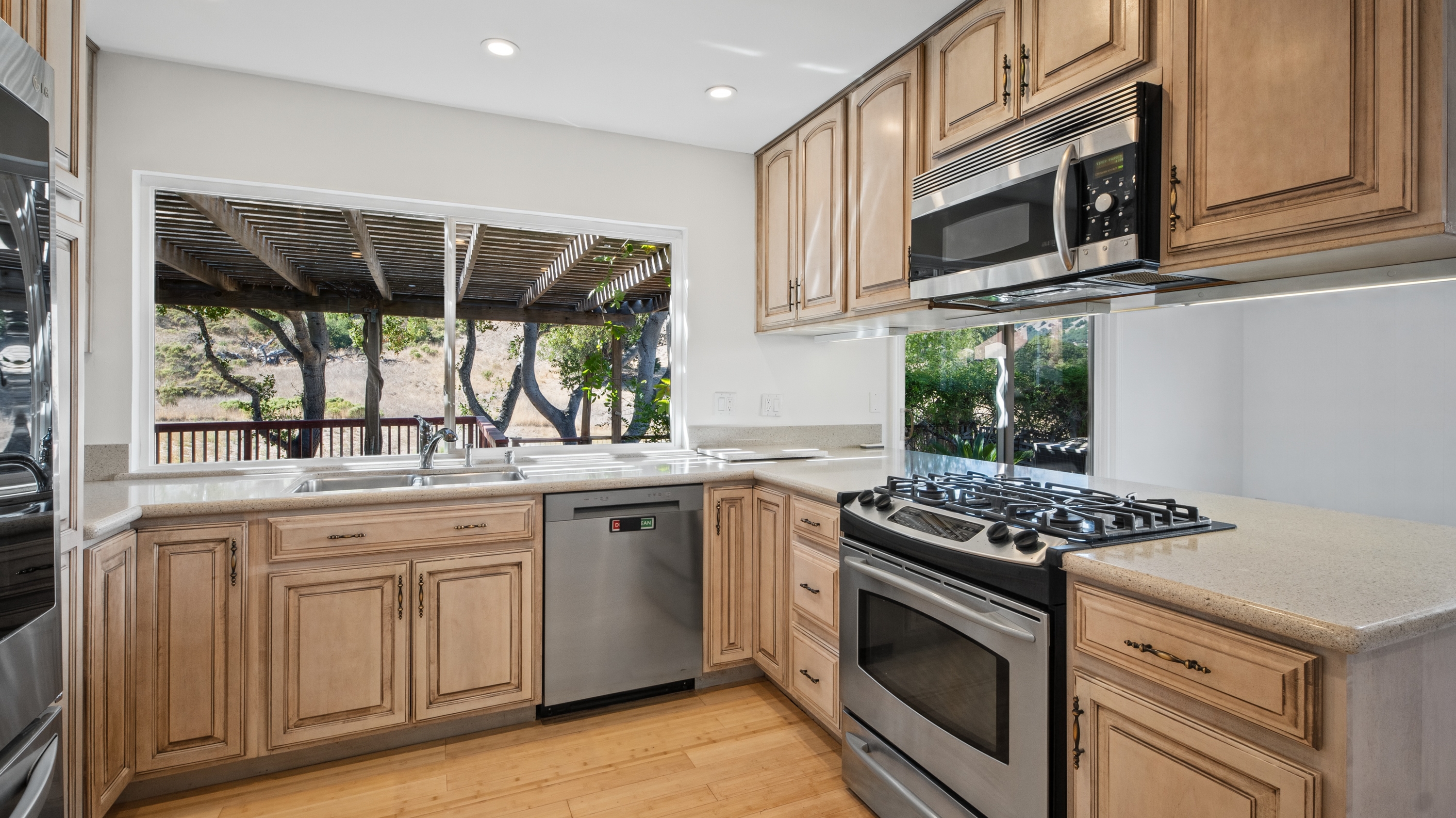  Spacious Mont Marin Contemporary with Open Space Views - 物件實景