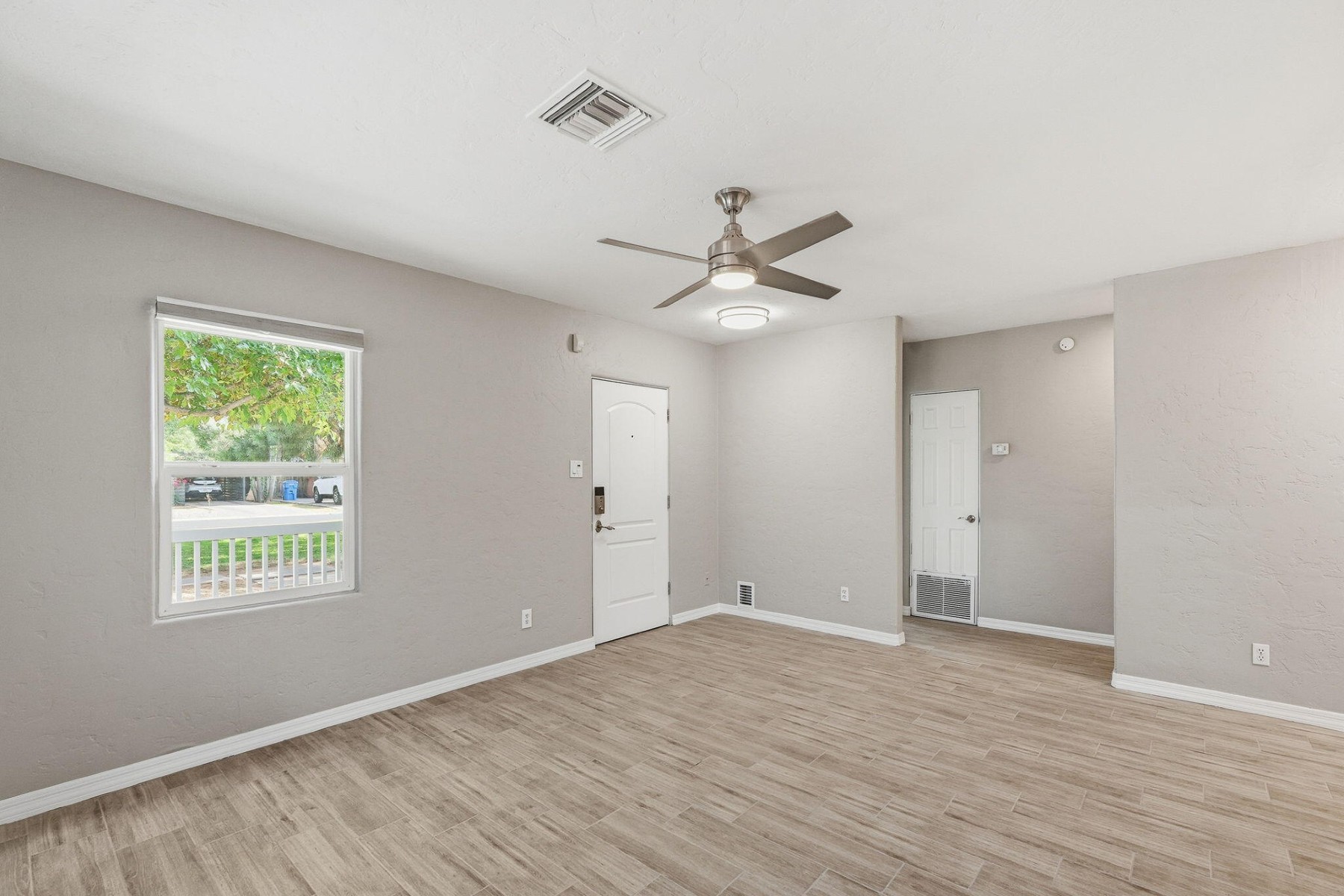  1046 E Clarendon Avenue Phoenix, AZ - 物件實景