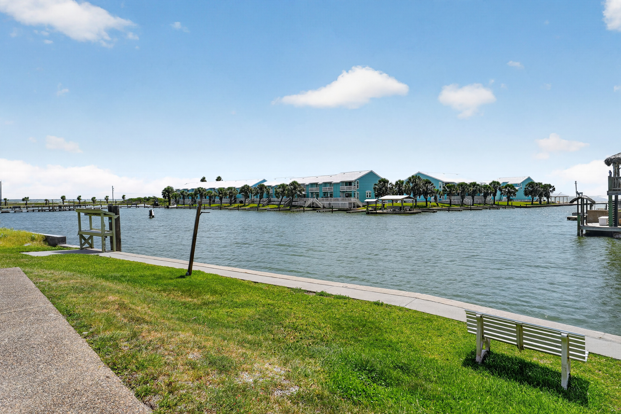  Canal-Front Coastal Retreat - 物件實景
