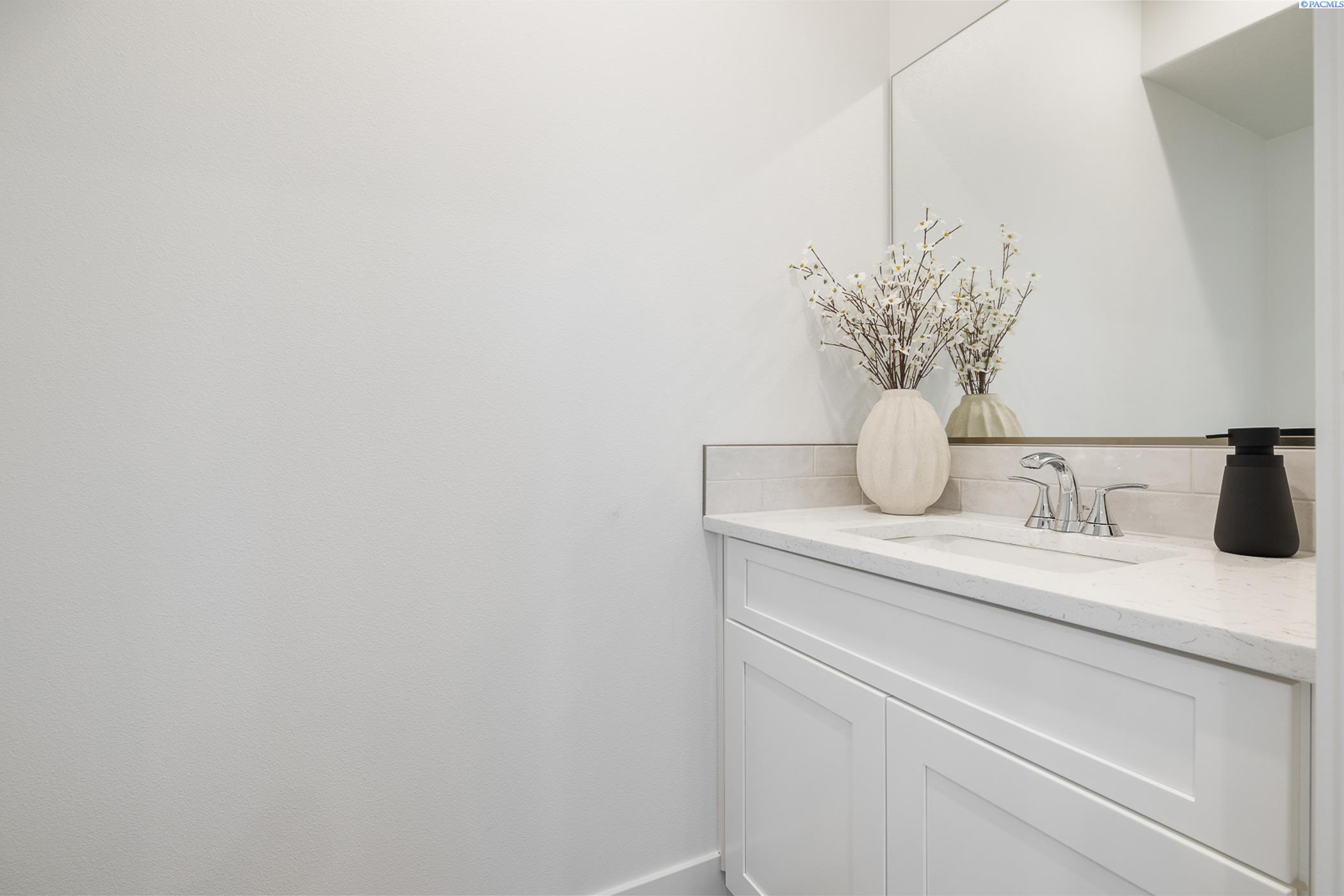 Kennewick, Washington, 99337, United States, 7 Bedrooms Bedrooms, ,Residential,For Sale,1949661