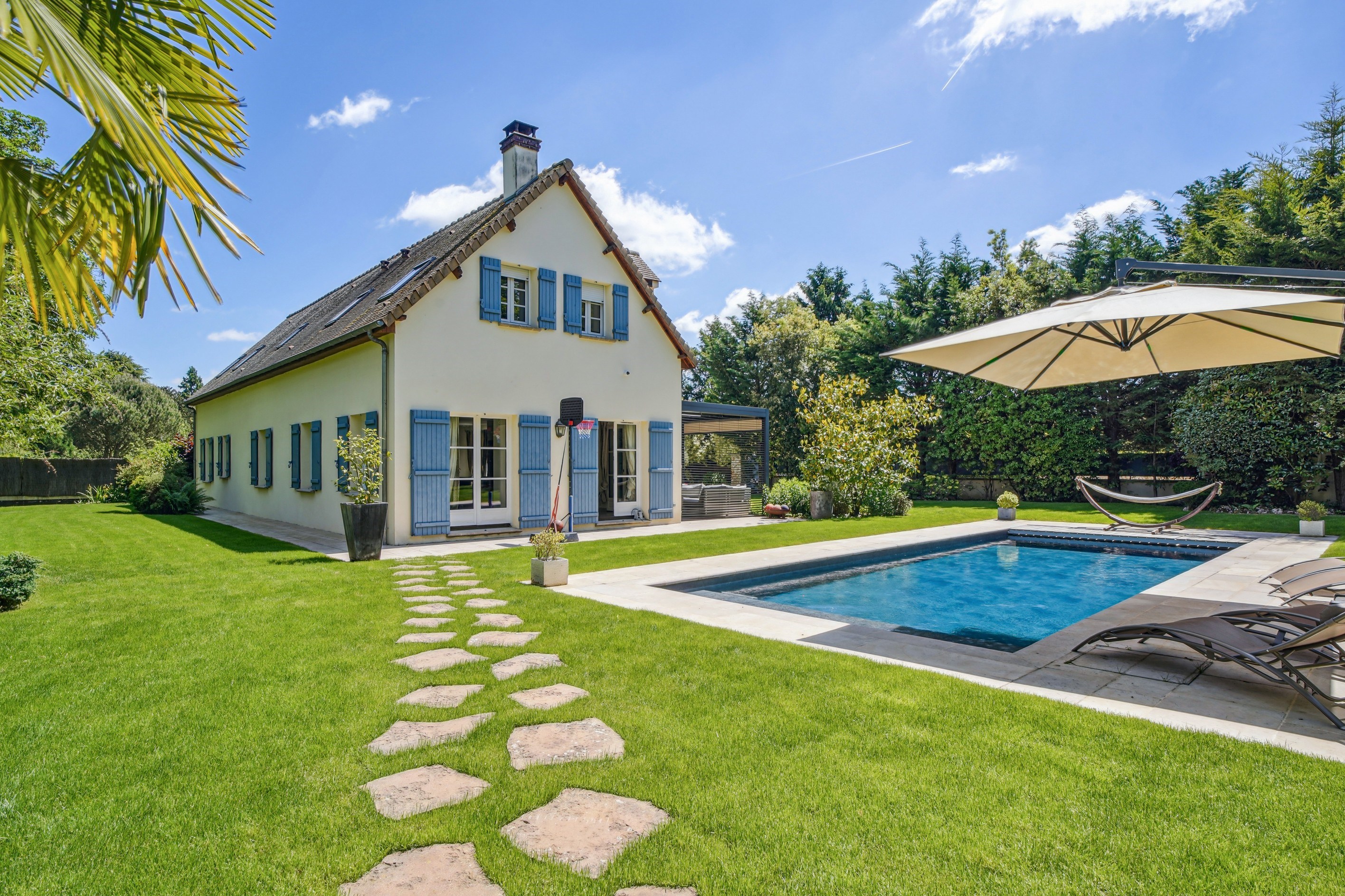  Exceptional property in the heart of Montfort l