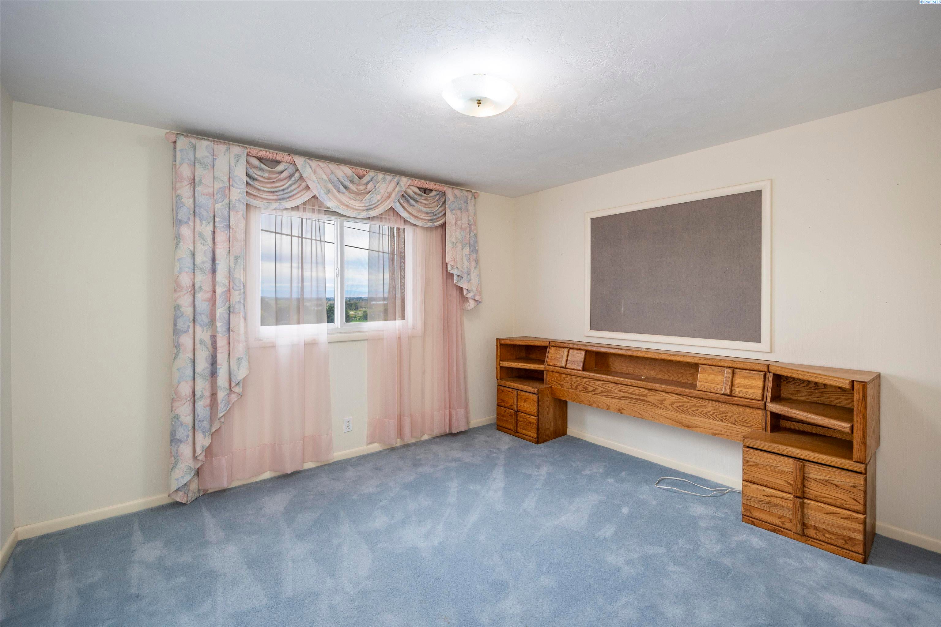 Sunnyside, Washington, 98944, United States, 3 Bedrooms Bedrooms, ,3 BathroomsBathrooms,Residential,For Sale,1973800