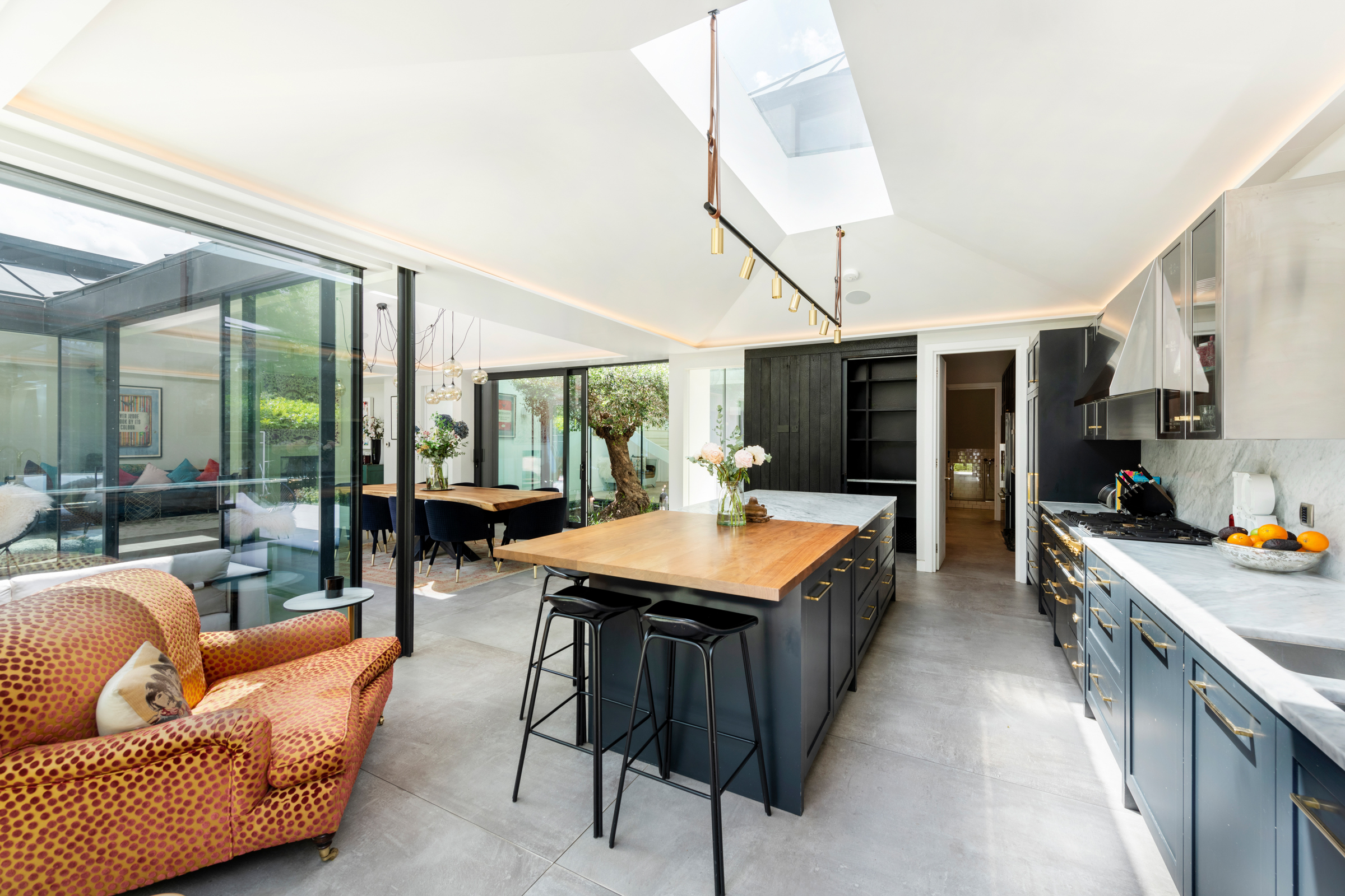  A seven-bedroom contemporary house built around a century-old olive tree - 物件實景