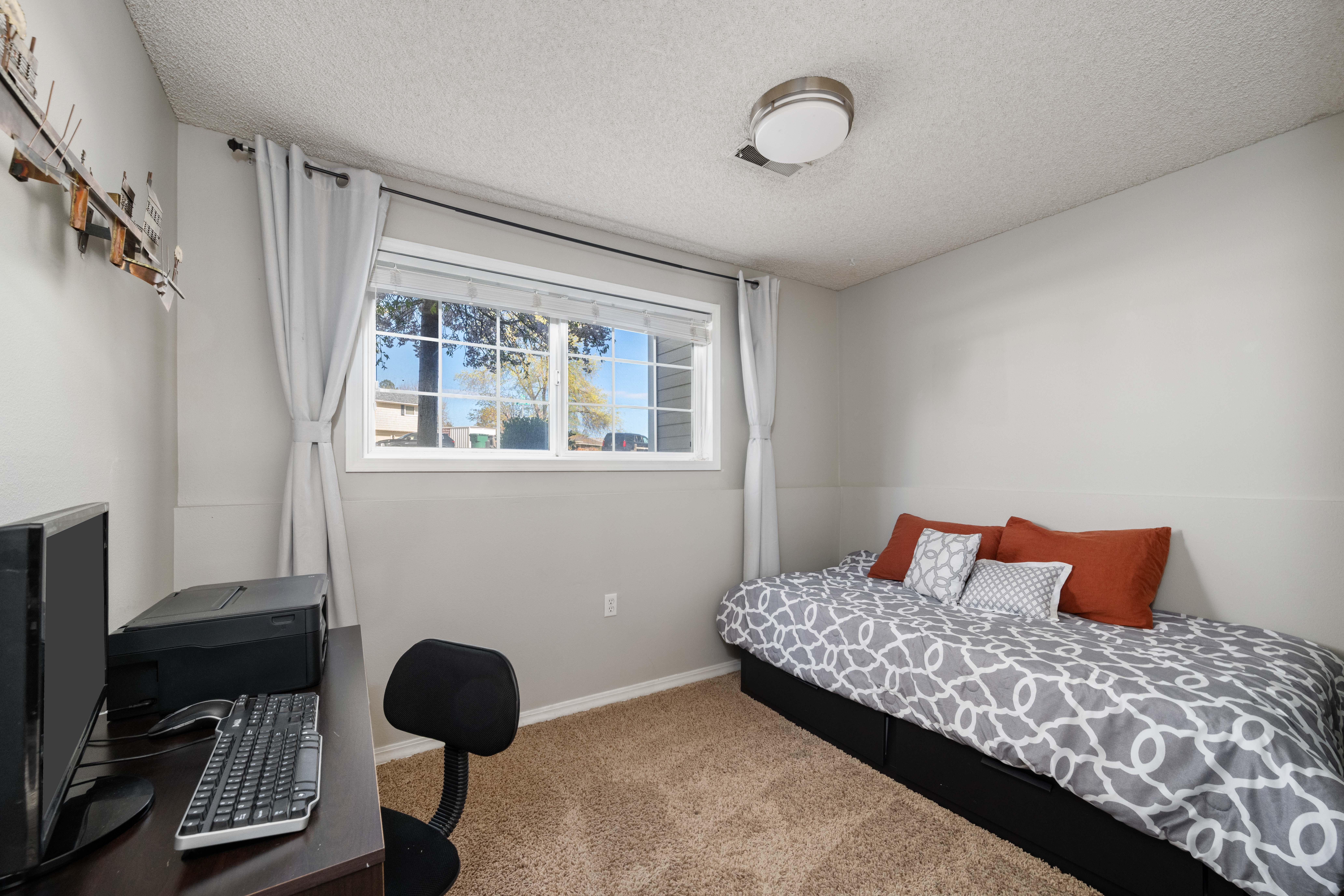  Updated, Move-In Ready, No HOA - 物件實景