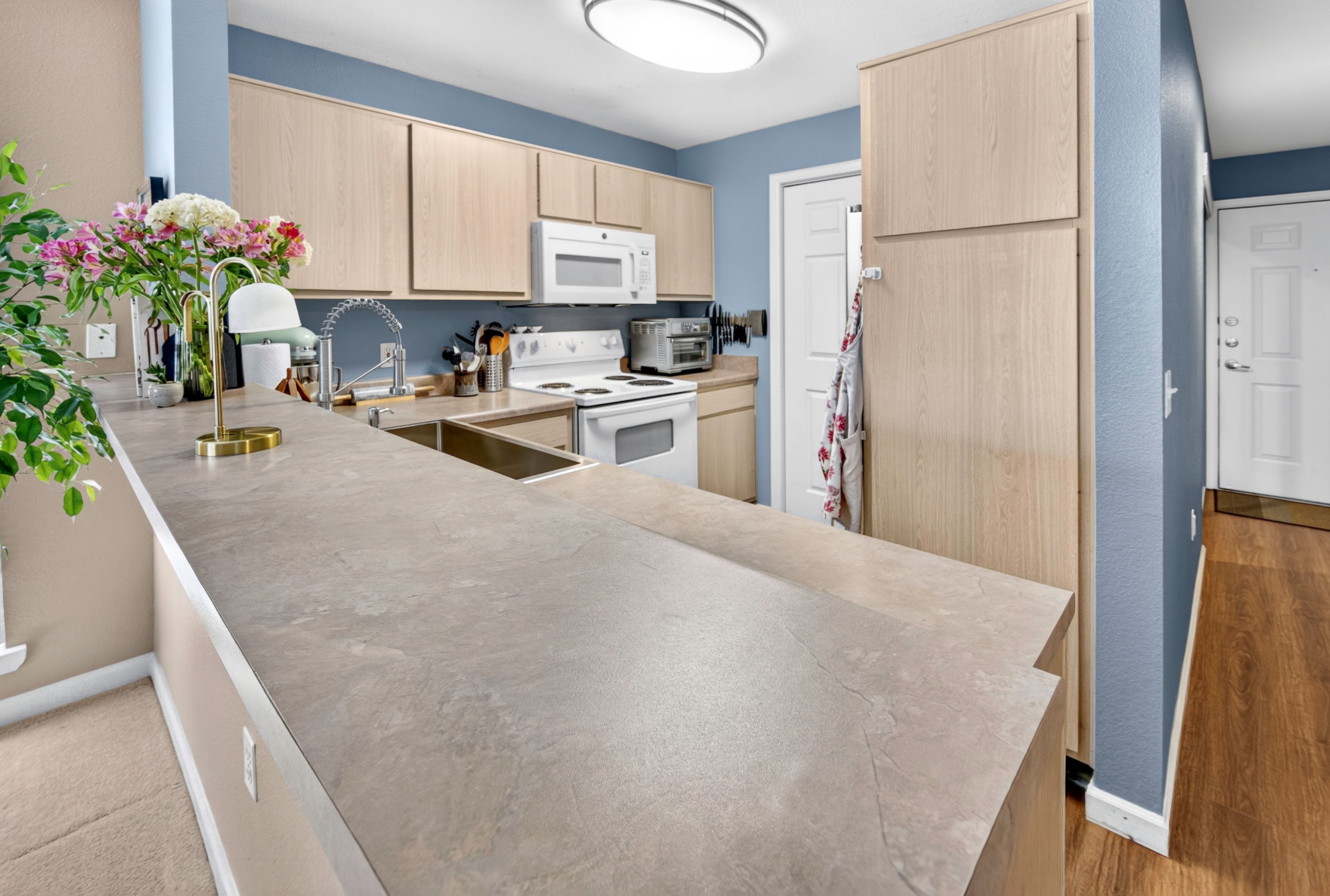 Sun-Drenched, Top-Floor End-Unit Condominium in the Heart of Central Boulder - 物件實景