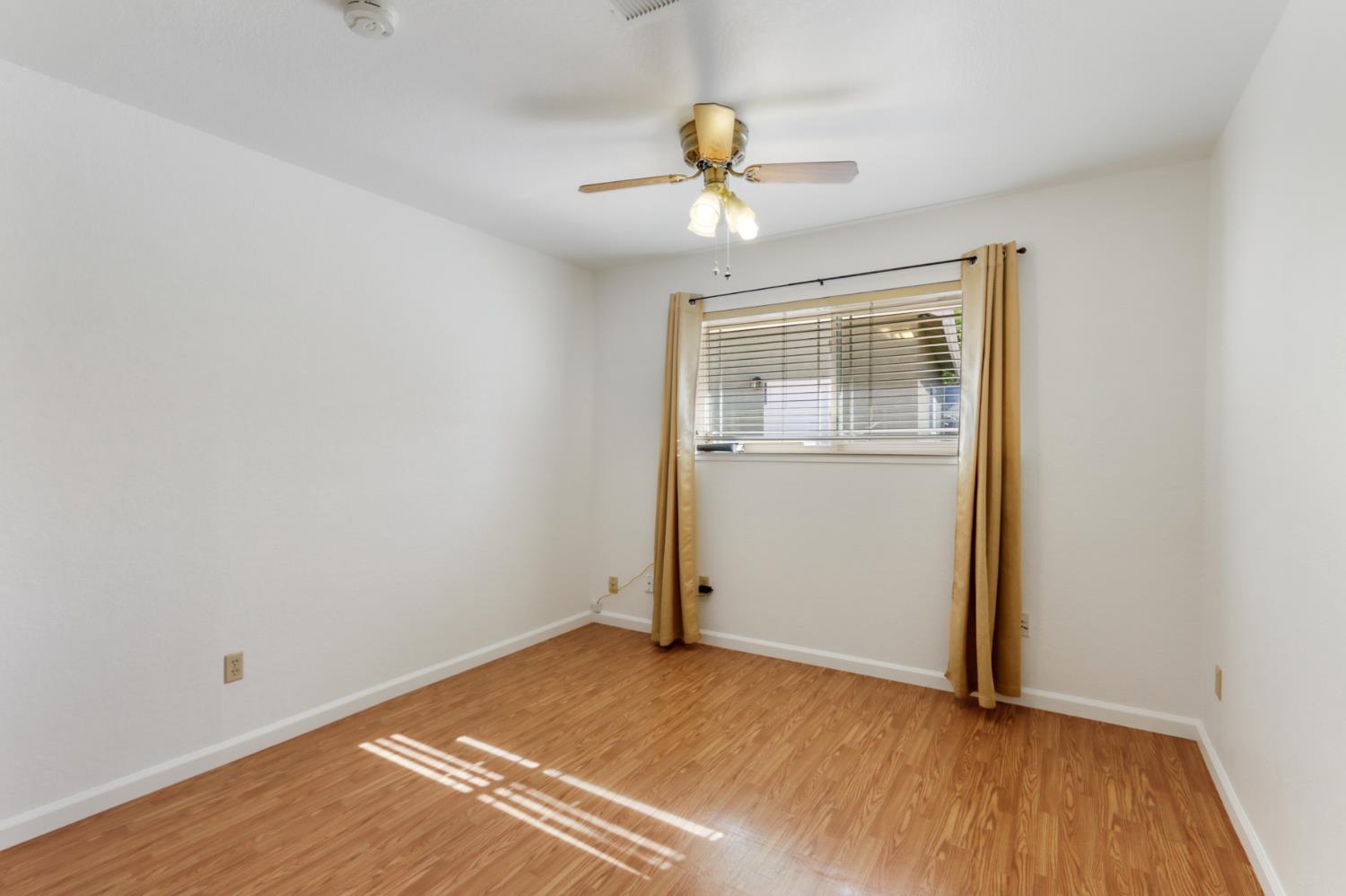 Elk Grove, California, 95624, United States, 4 Bedrooms Bedrooms, ,3 BathroomsBathrooms,Residential,For Sale,1987914