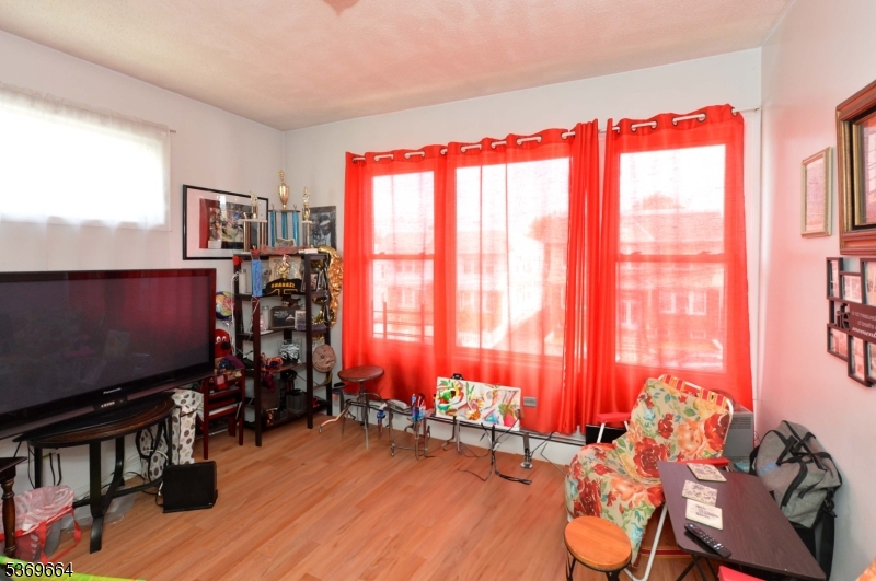 Irvington Twp., New Jersey, 07111, United States, 5 Bedrooms Bedrooms, ,3 BathroomsBathrooms,Residential,For Sale,1895417