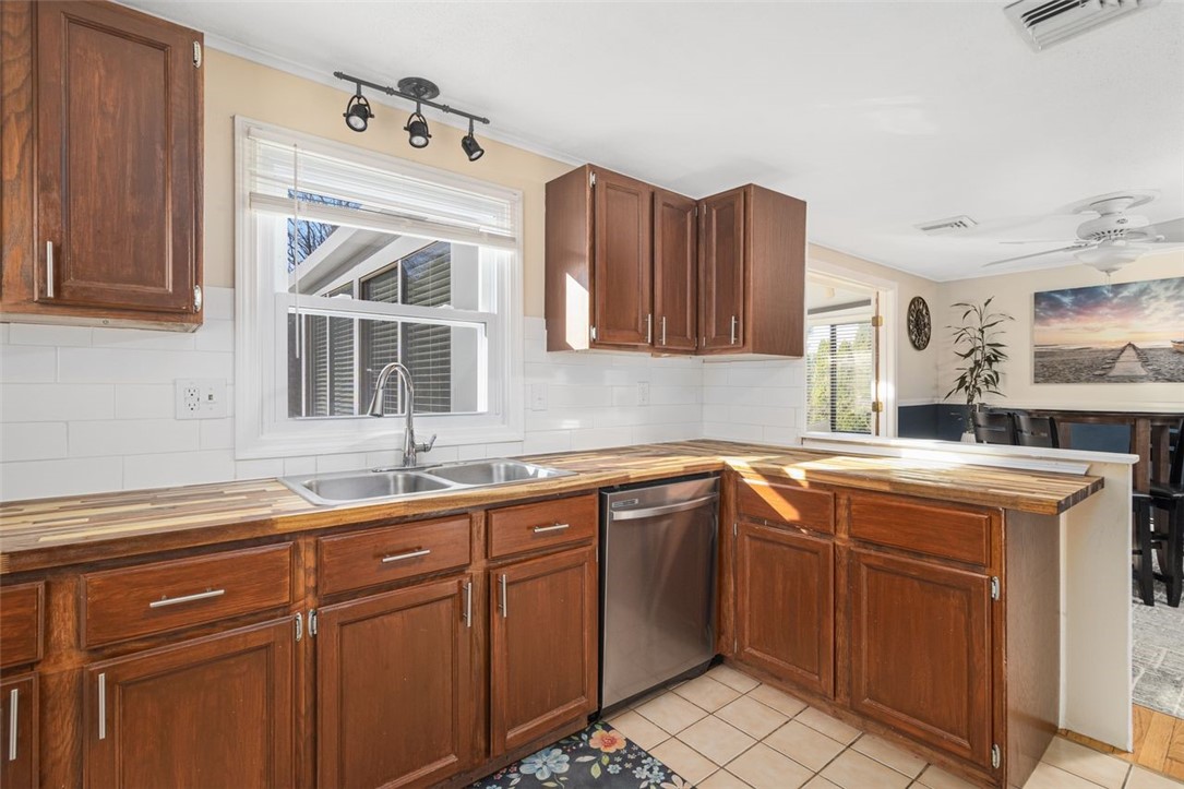 Cranston, Rhode Island, 02921, United States, 3 Bedrooms Bedrooms, ,2 BathroomsBathrooms,Residential,For Sale,1996913