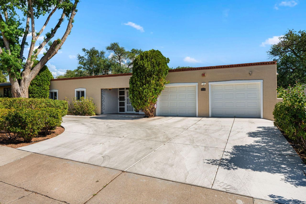 Albuquerque, New Mexico, 87106, United States, 4 Bedrooms Bedrooms, ,5 BathroomsBathrooms,Residential,For Sale,1896146