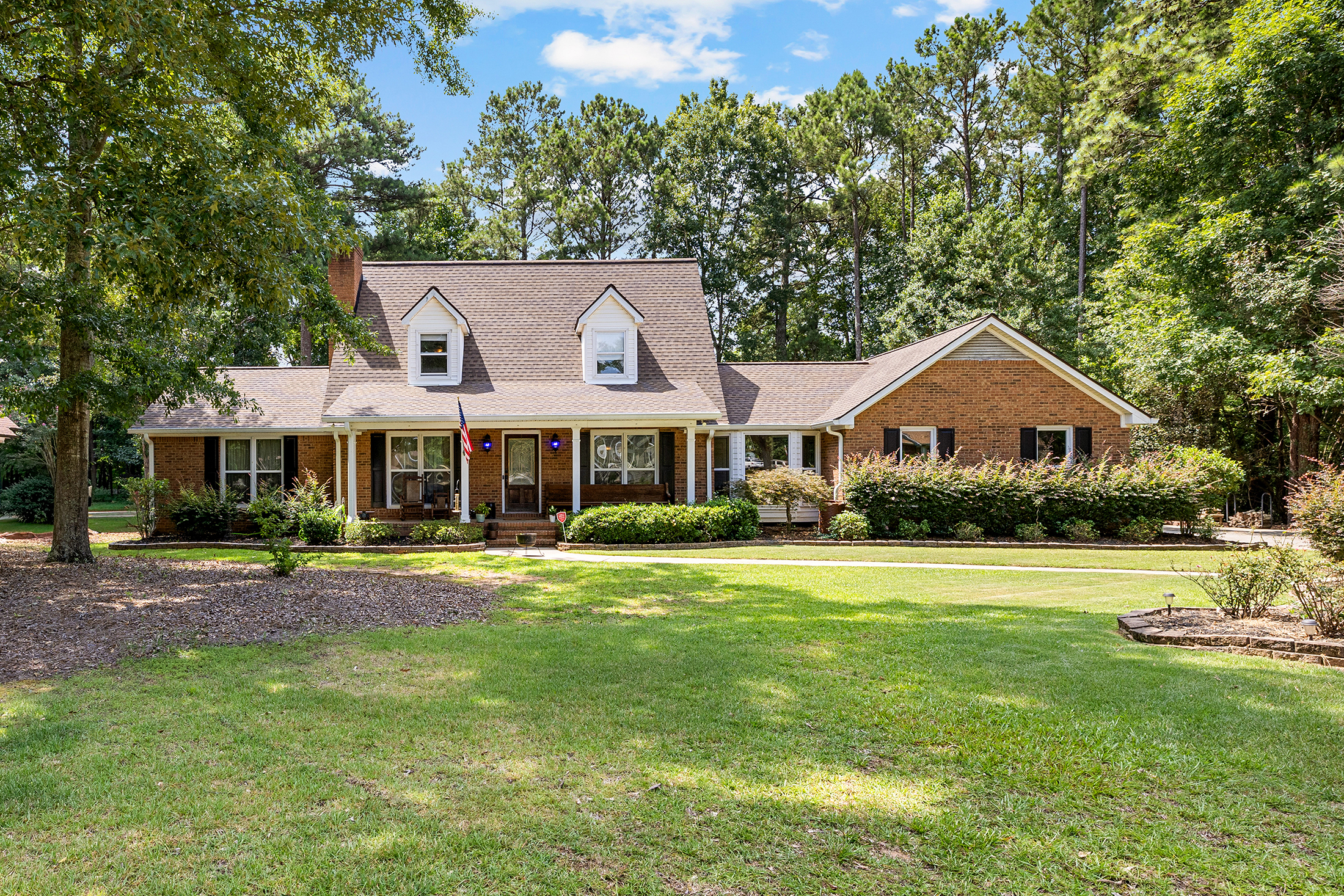  Beautiful Home with Backyard Retreat in Hillandale - 物件實景