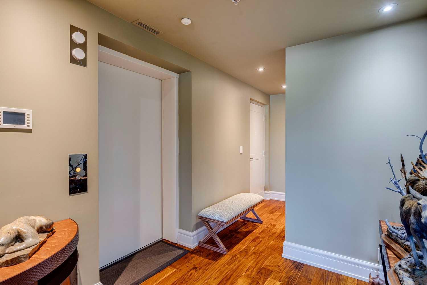 CALGARY, Alberta, T2P 5N4, CA, 2 Bedrooms Bedrooms, ,3 BathroomsBathrooms,Residential,For Sale,1837238