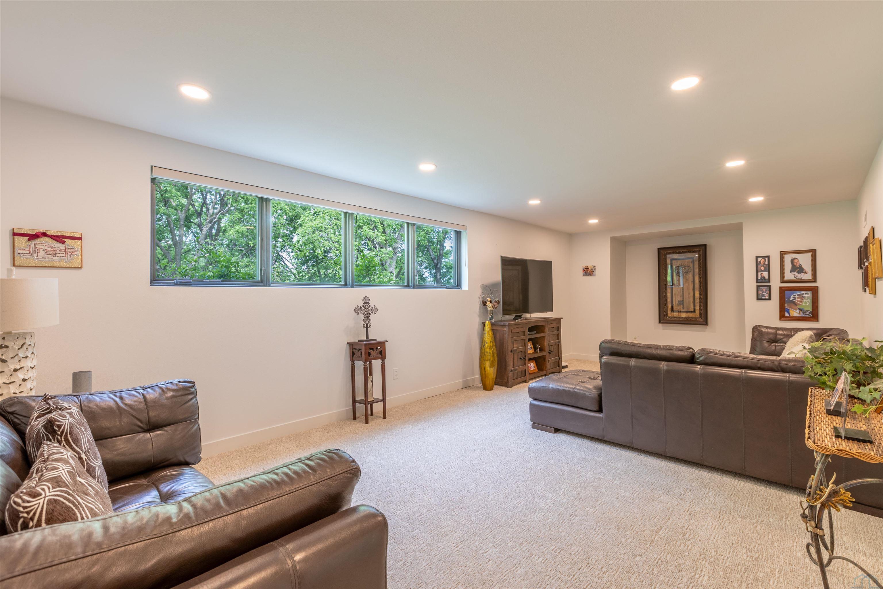 Sioux City, Iowa, 51108, United States, 4 Bedrooms Bedrooms, ,3 BathroomsBathrooms,Residential,For Sale,2048927