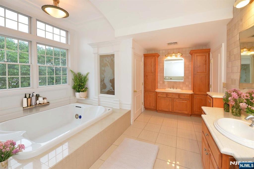 Fort Lee, New Jersey, 07024, United States, 5 Bedrooms Bedrooms, ,5 BathroomsBathrooms,Residential,For Sale,1942232