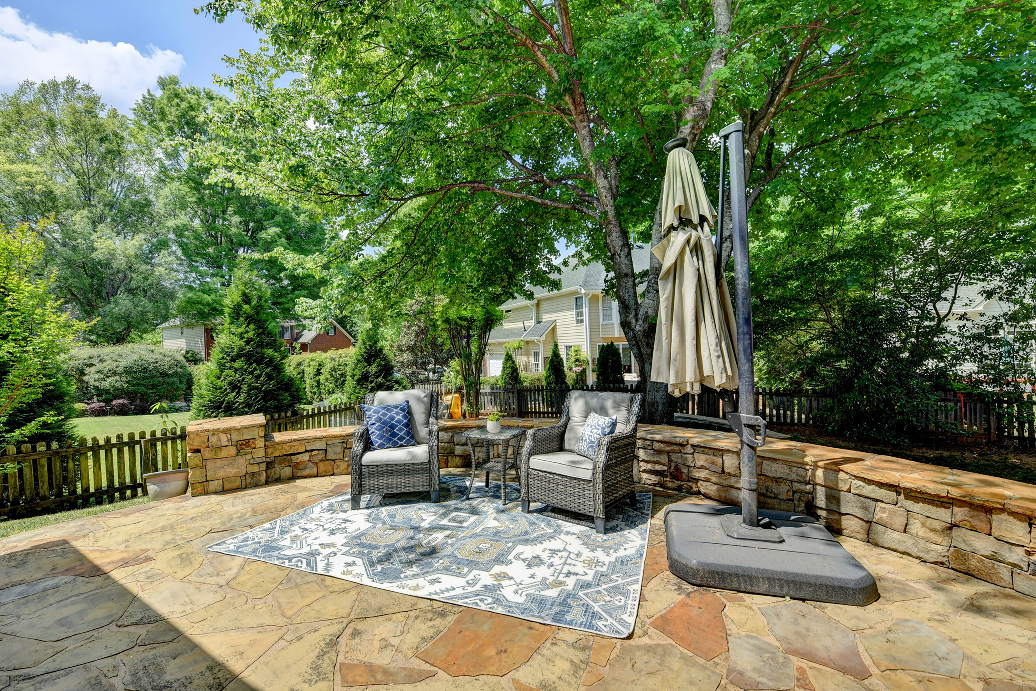  Hard to Find Flat Front Yard with Level Fenced-in Backyard on a Quiet Cul-de-sac - 物件實景