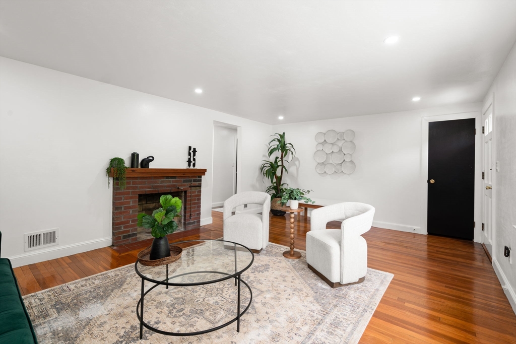 Needham, Massachusetts, 02492, United States, 3 Bedrooms Bedrooms, ,2 BathroomsBathrooms,Residential,For Sale,1847293