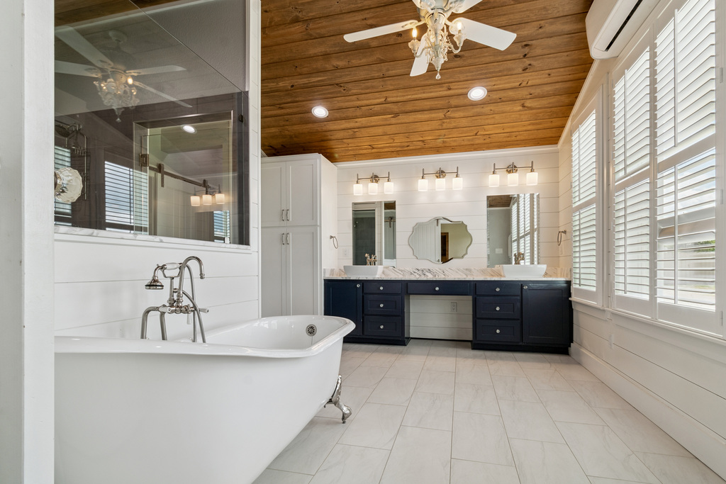 Mabank, Texas, 75147, United States, 2 Bedrooms Bedrooms, ,3 BathroomsBathrooms,Residential,For Sale,1989004