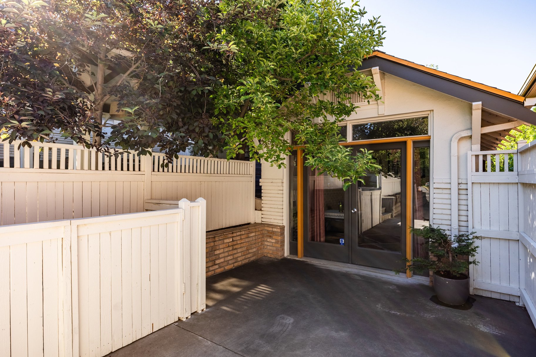  Timeless Bungalow with Enjoyable Outdoor Living - 物件實景