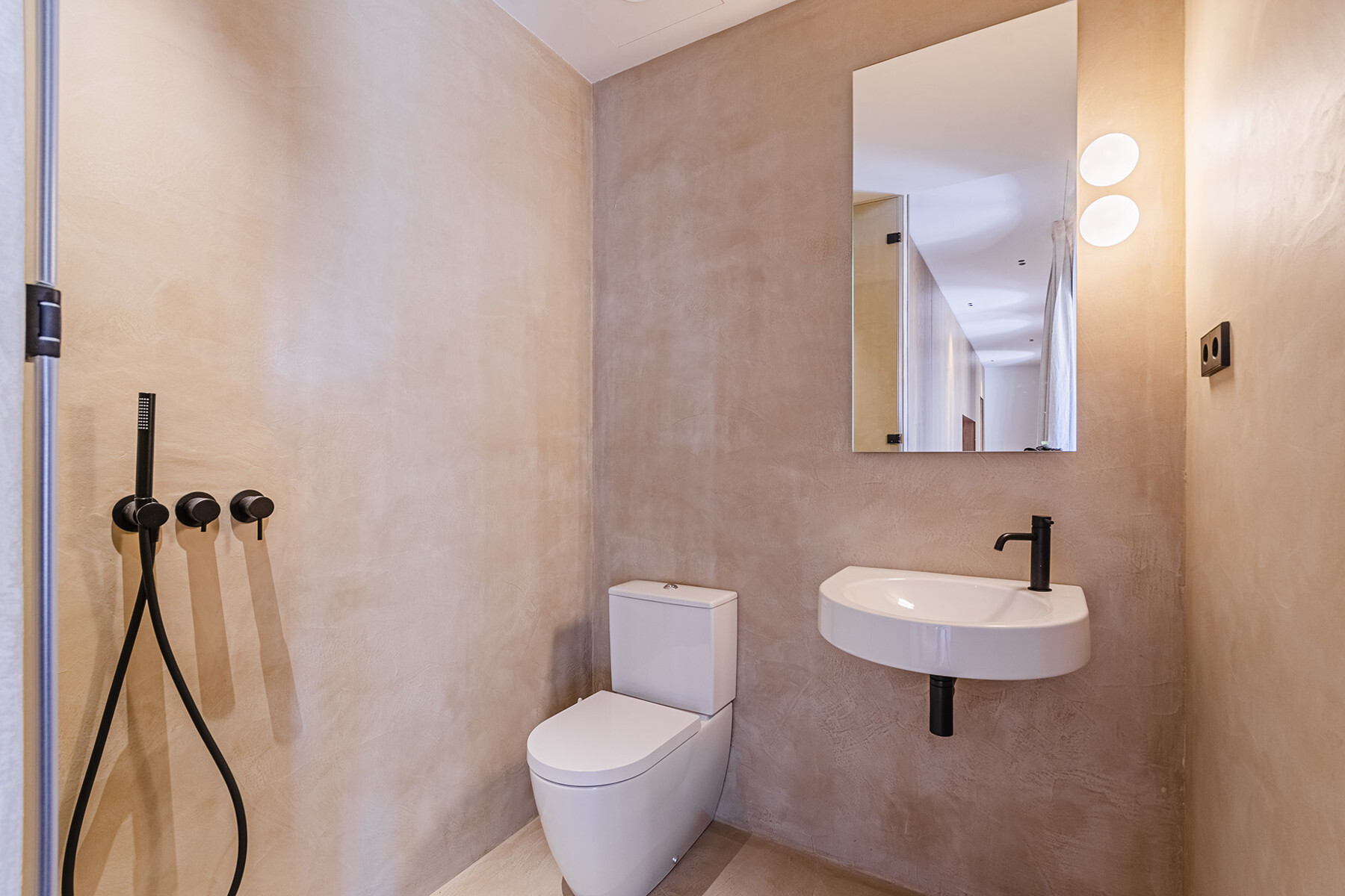  Renovated property with panoramic views and abundant natural light - 物件實景