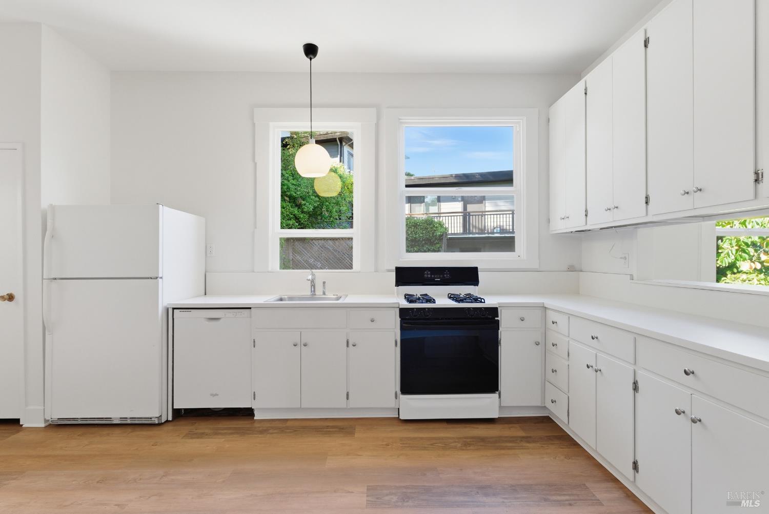 Corte Madera, California, 94925, United States, 6 Bedrooms Bedrooms, ,3 BathroomsBathrooms,Residential,For Sale,1986479