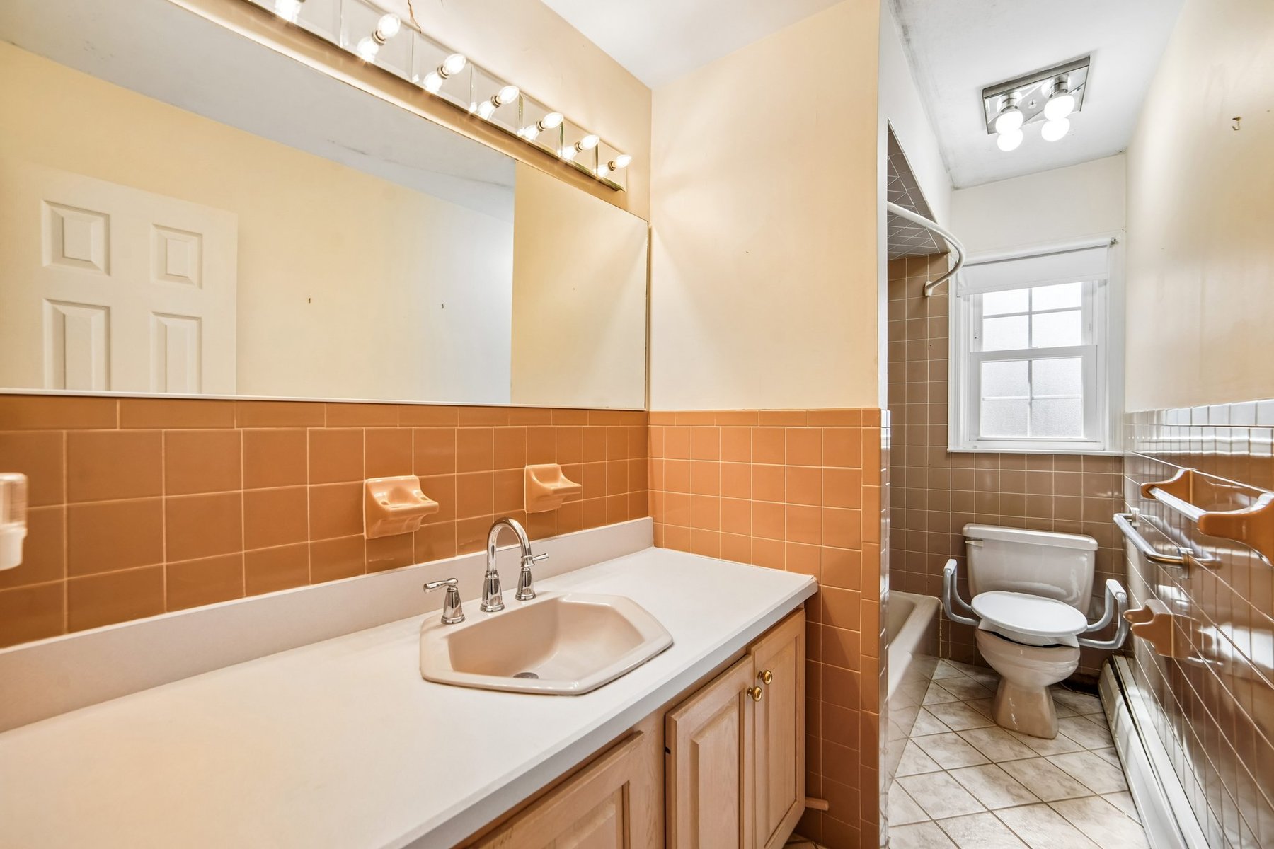  ?Oak Park? Bi-Level Provides Space Location and Long-Term Value - 物件實景