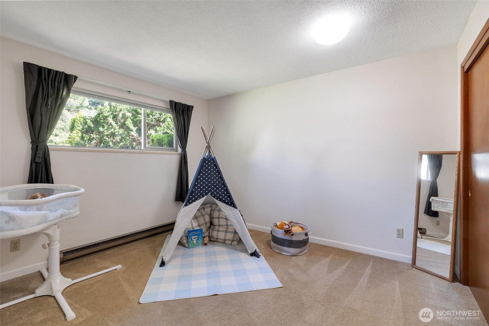 Seattle, Washington, 98125, United States, 4 Bedrooms Bedrooms, ,1 BathroomBathrooms,Residential,For Sale,1977932