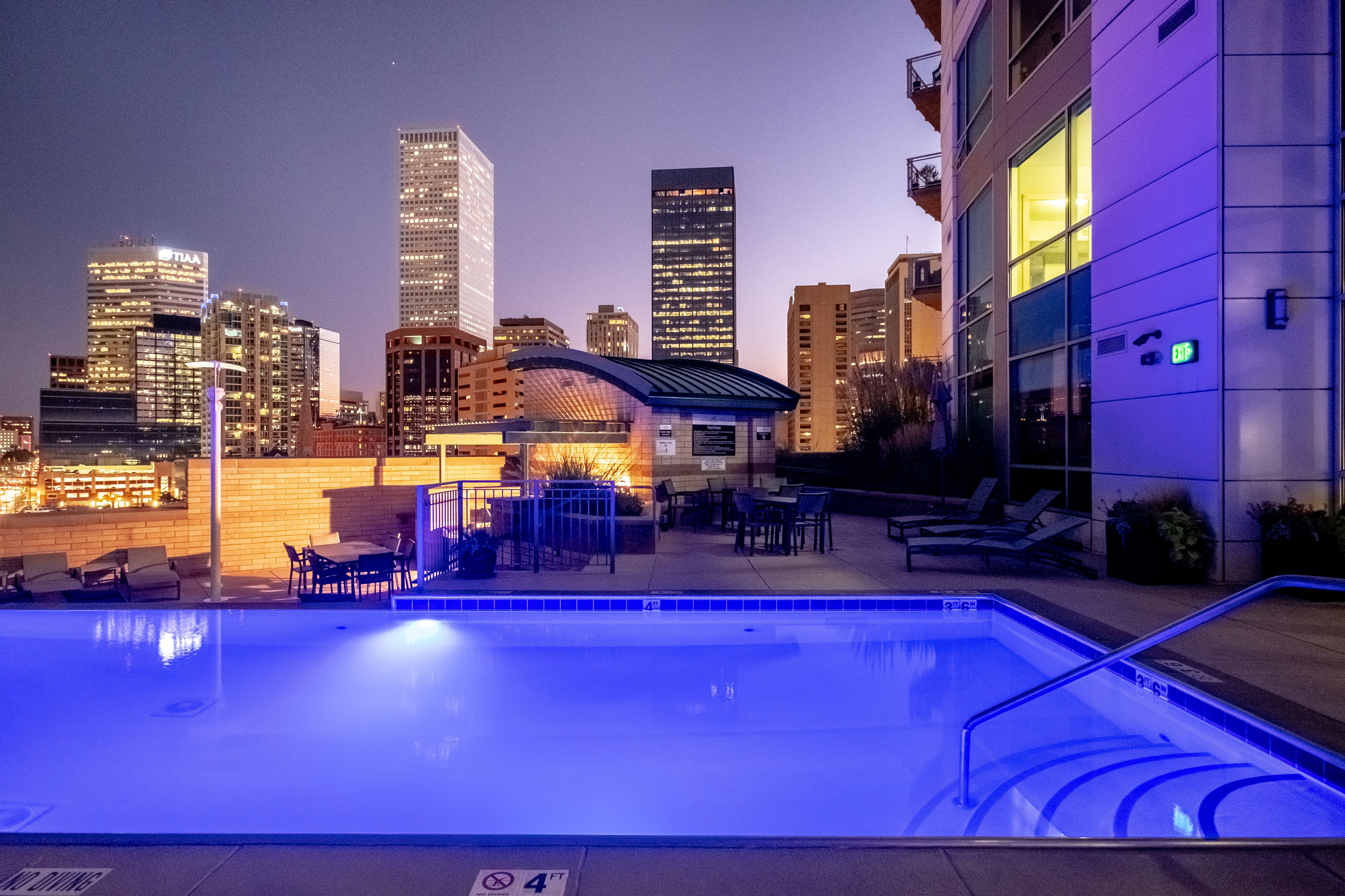  Over 1000 Feet of Private Terrace Throughout This Penthouse - 物件實景
