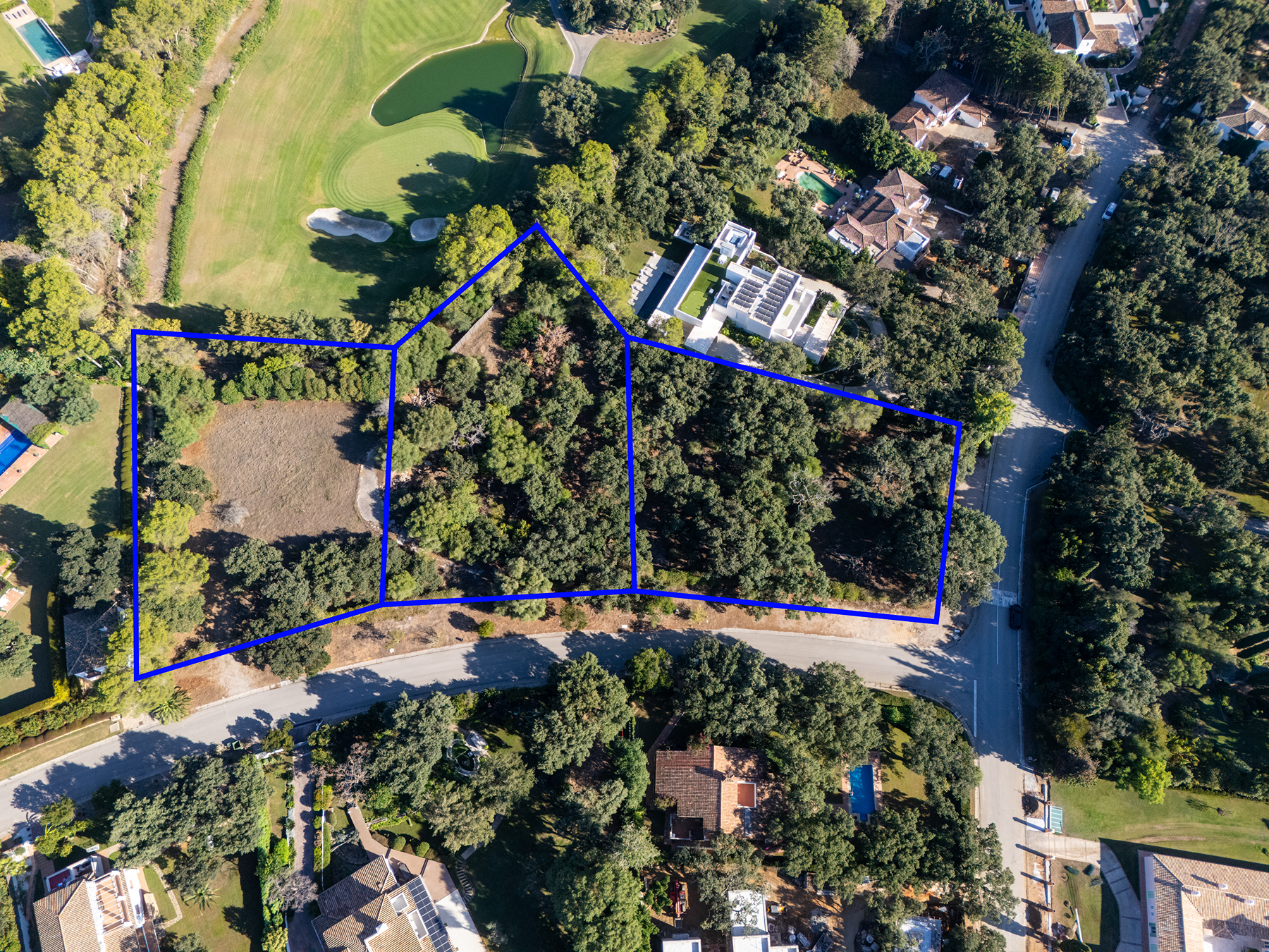  Expansive frontline golf plot beside Valderrama