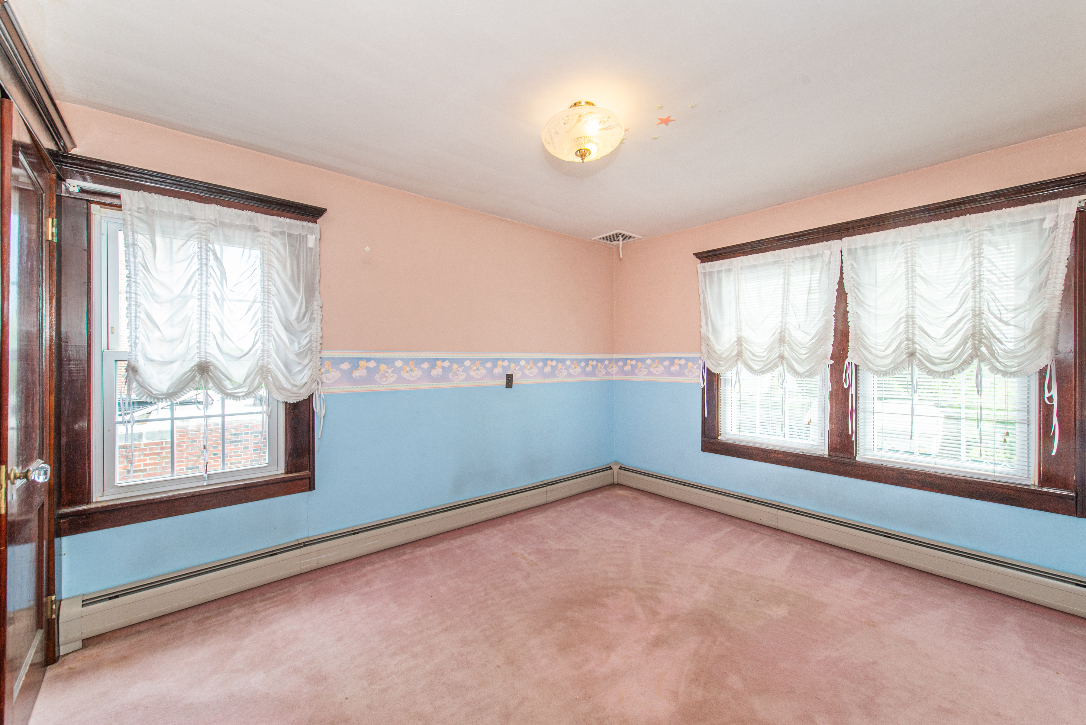 Nutley, New Jersey, 07110, United States, 3 Bedrooms Bedrooms, ,2 BathroomsBathrooms,Residential,For Sale,1935427