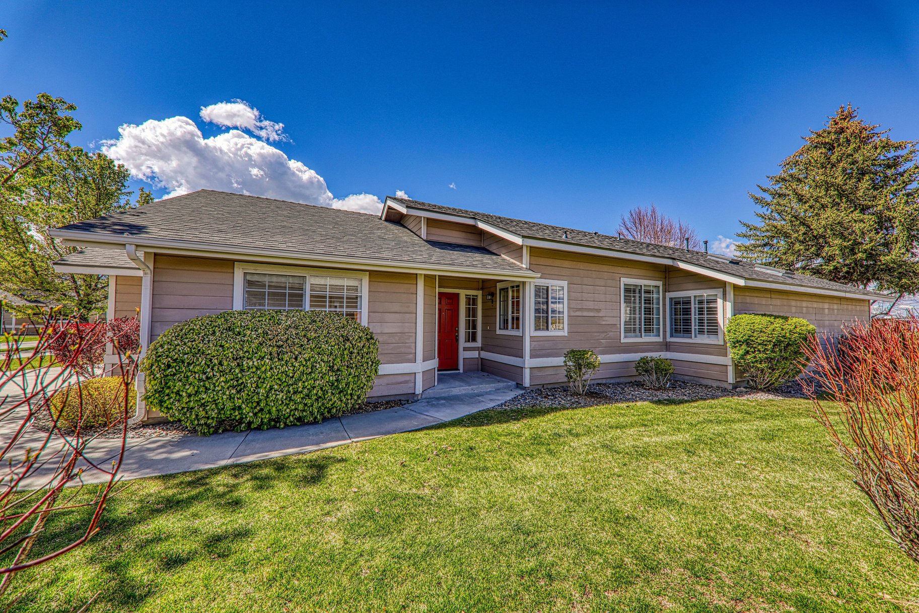  3 Bedrooms, 2 bath, 2 car garage, single level home in Minden NV - 物件實景