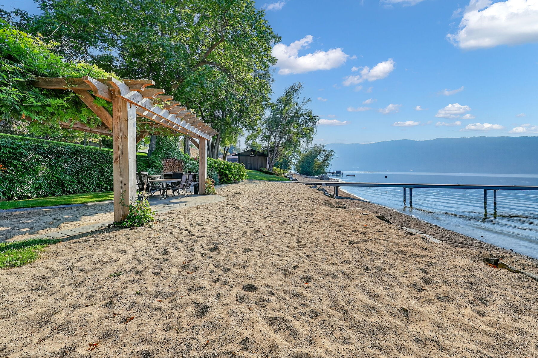  Distinguished Lakefront Estate - 物件實景