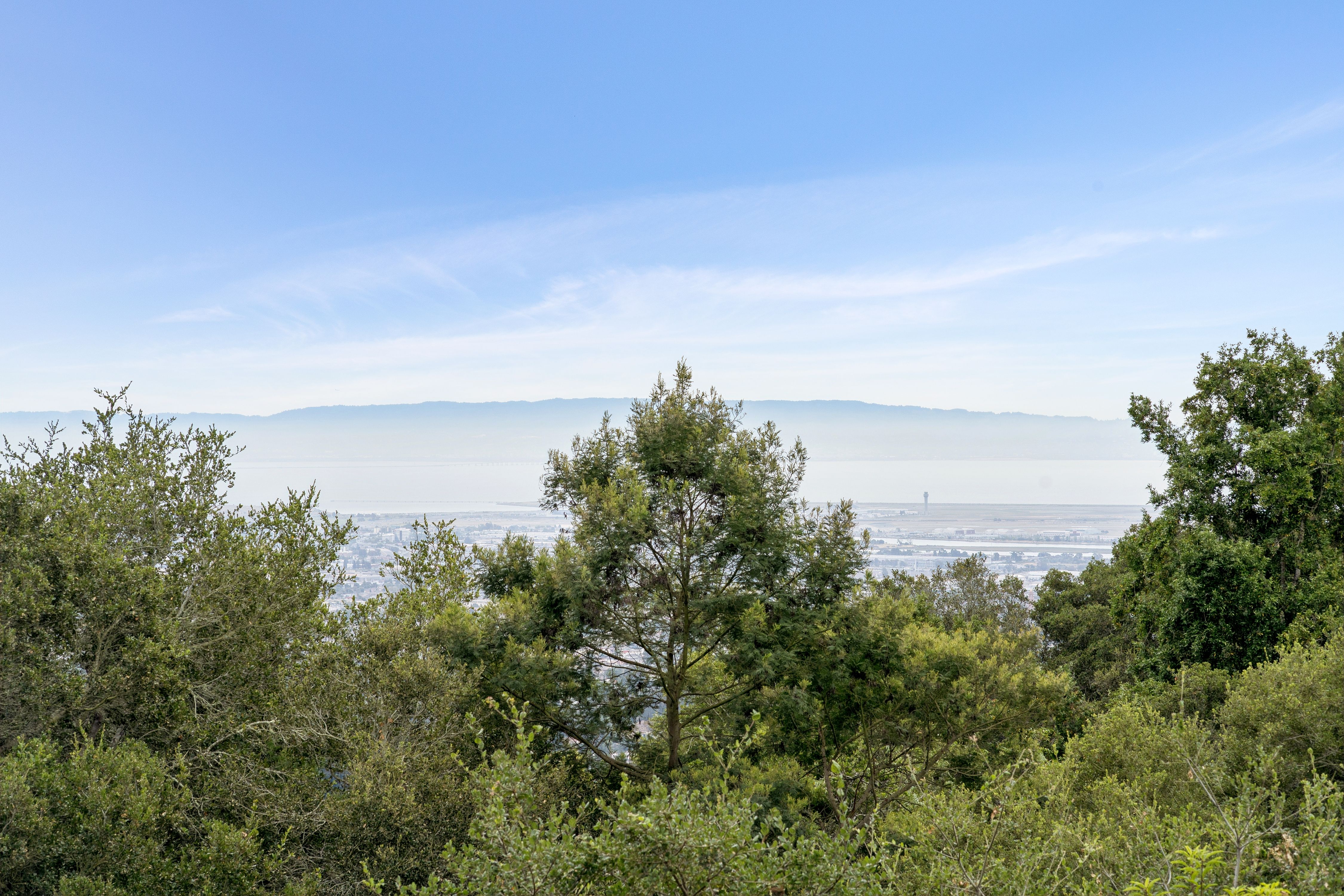  Stunning Crestmont Hillside Retreat with Sweeping Bay Views - 物件實景