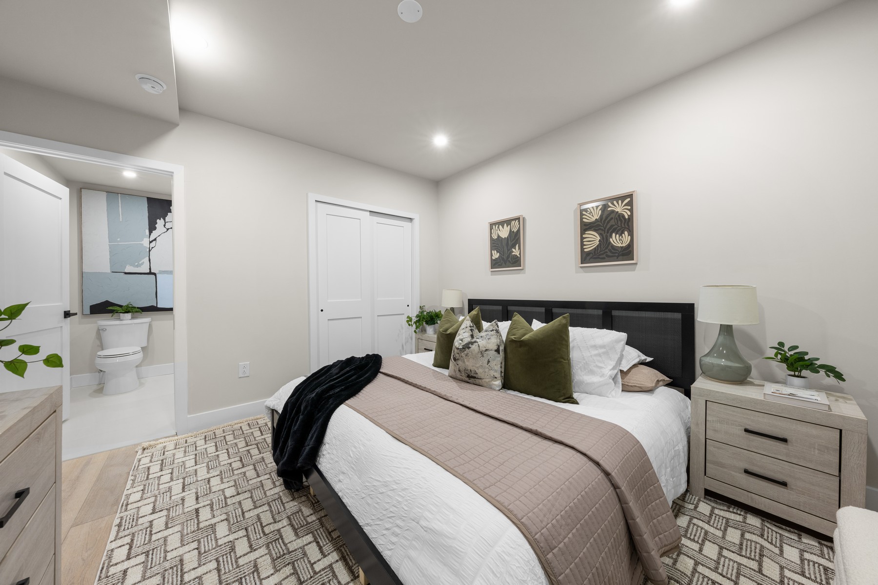  323 E Oak Avenue #202 - 物件實景