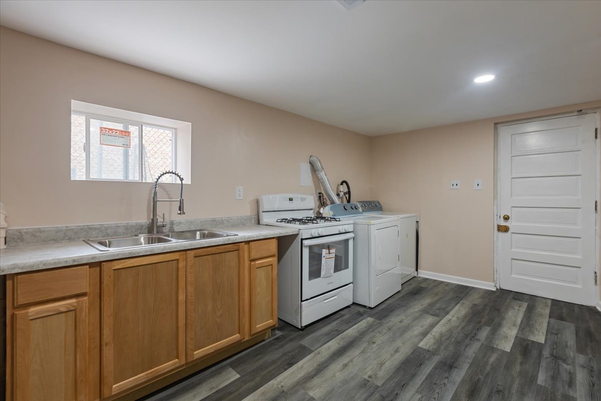 Chicago, Illinois, 60645, United States, 3 Bedrooms Bedrooms, ,3 BathroomsBathrooms,Residential,For Sale,1976245